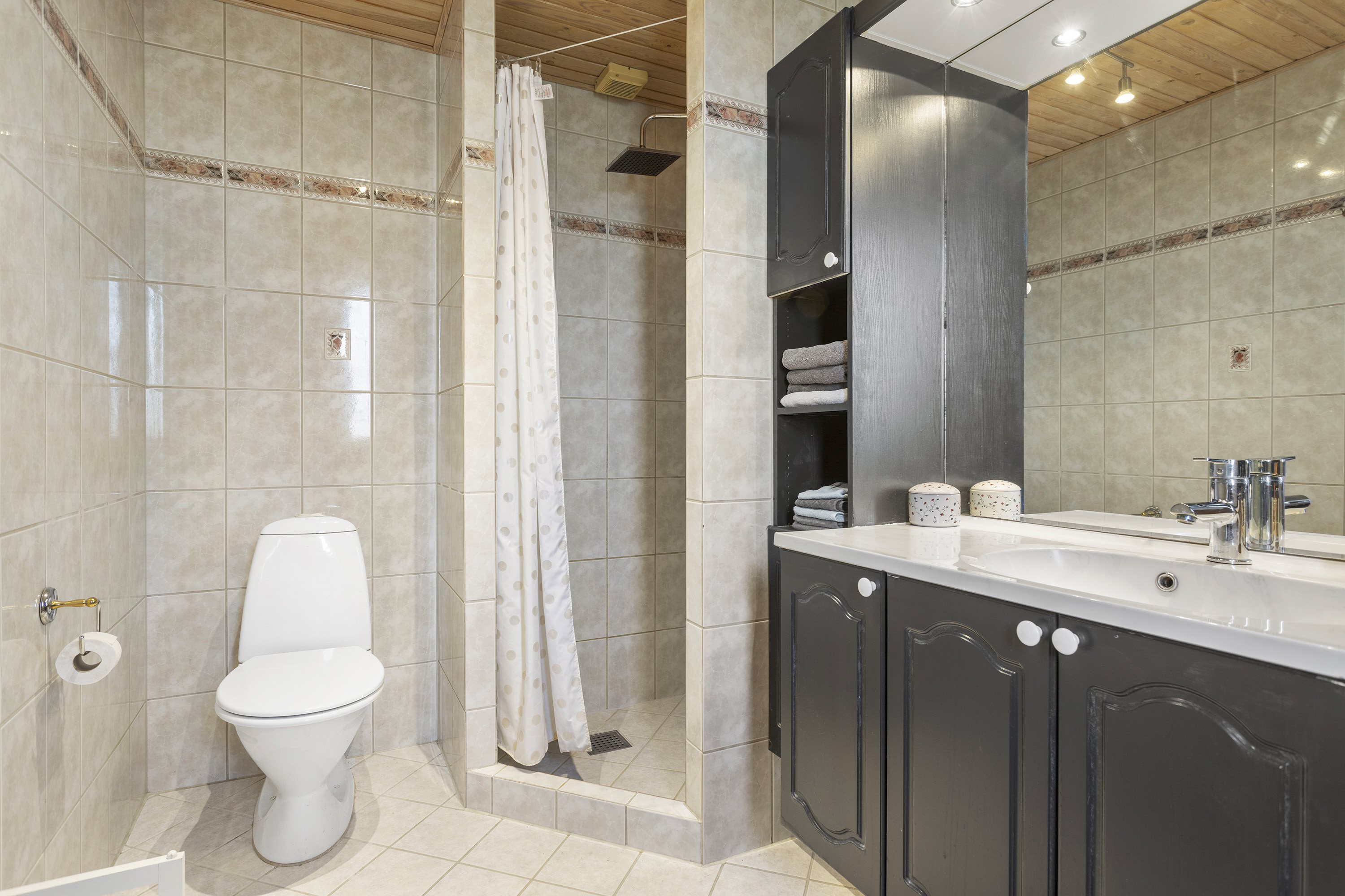 Fremhævet badeværelse billede i fuldskærmstilstand. Billede af Østkystvejen 309A, Voerså, 9300 Sæby