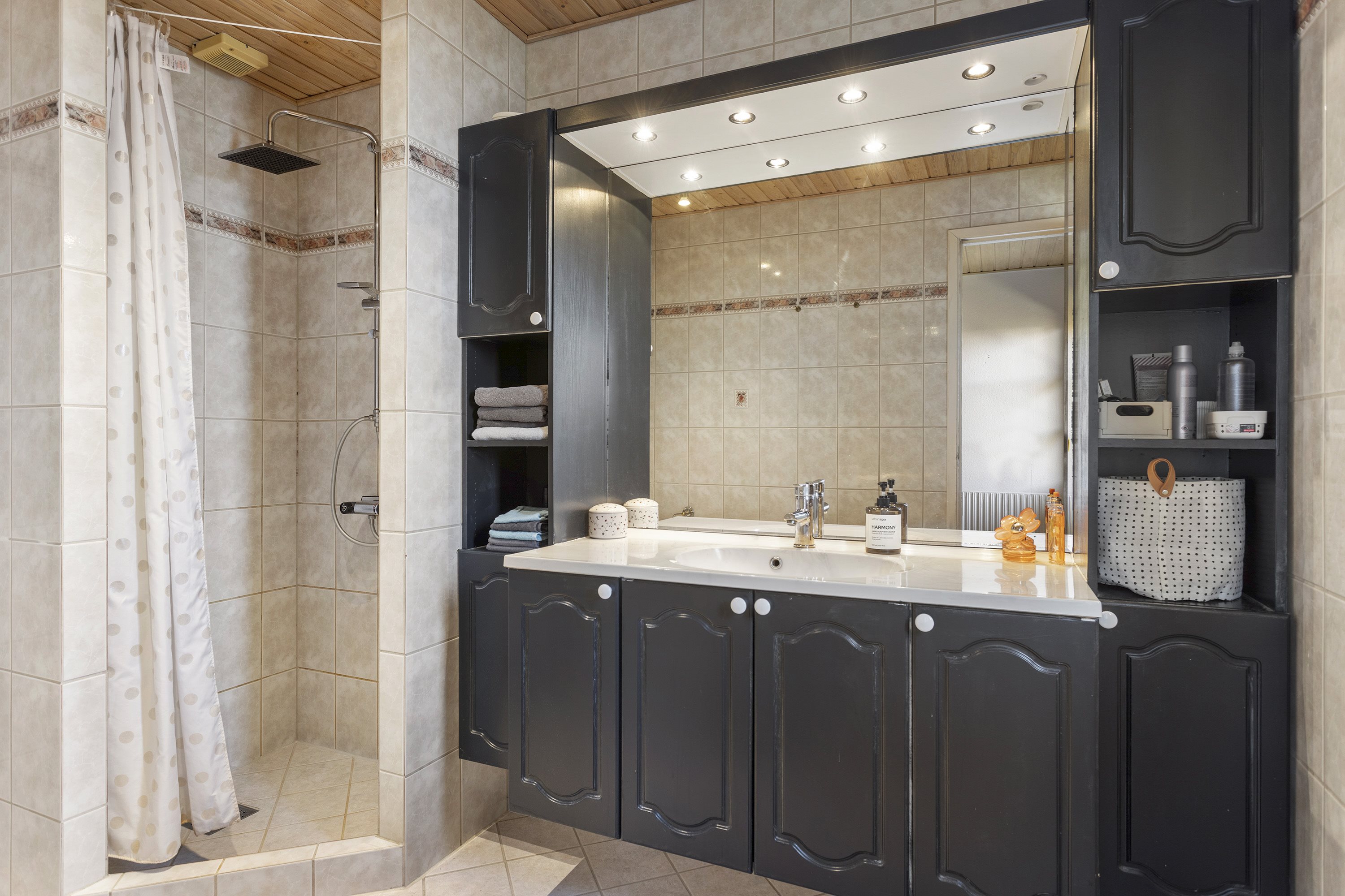 Fremhævet badeværelse billede i fuldskærmstilstand. Billede af Østkystvejen 309A, Voerså, 9300 Sæby