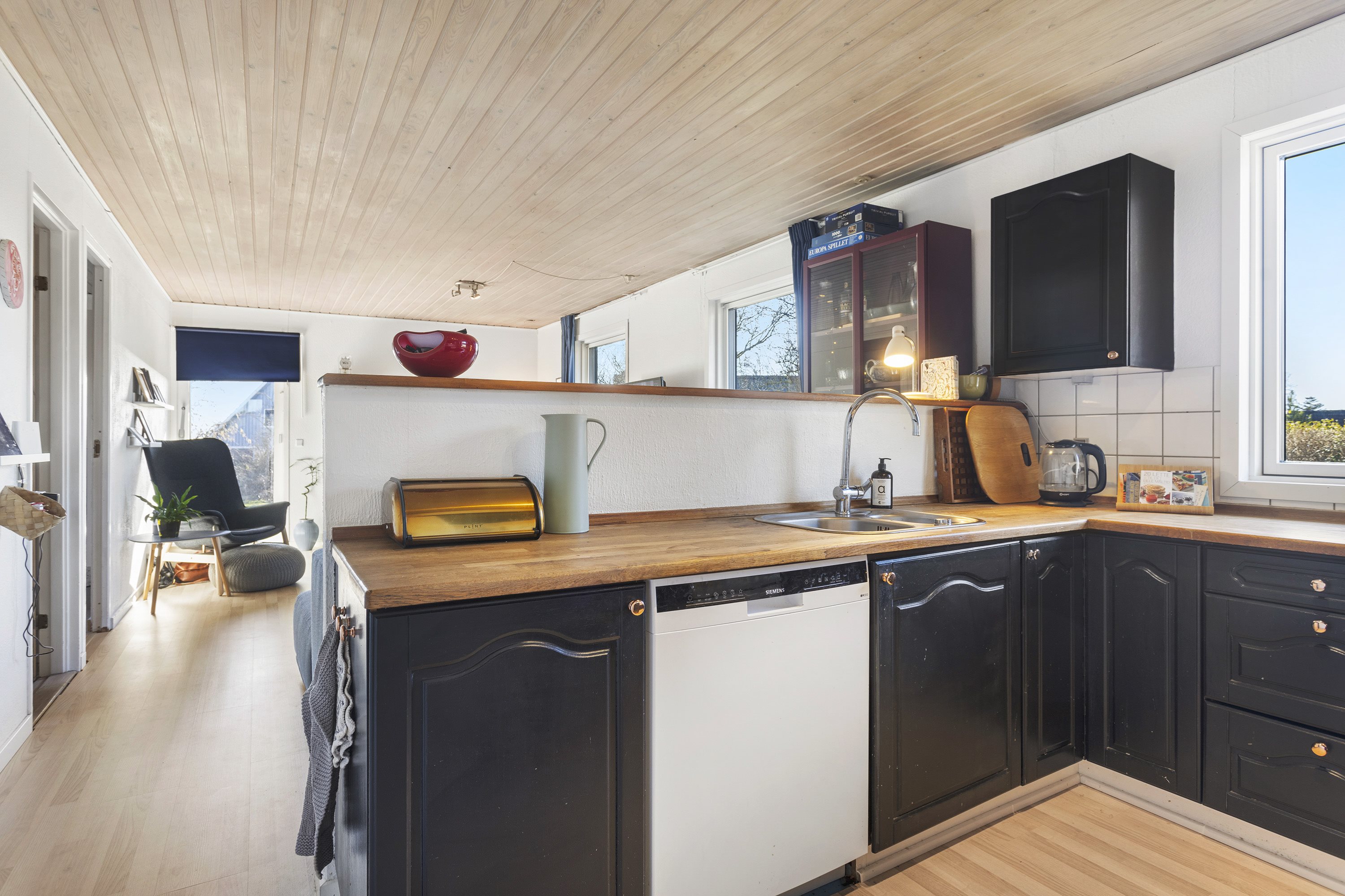 Fremhævet køkken billede i fuldskærmstilstand. Billede af Østkystvejen 309A, Voerså, 9300 Sæby