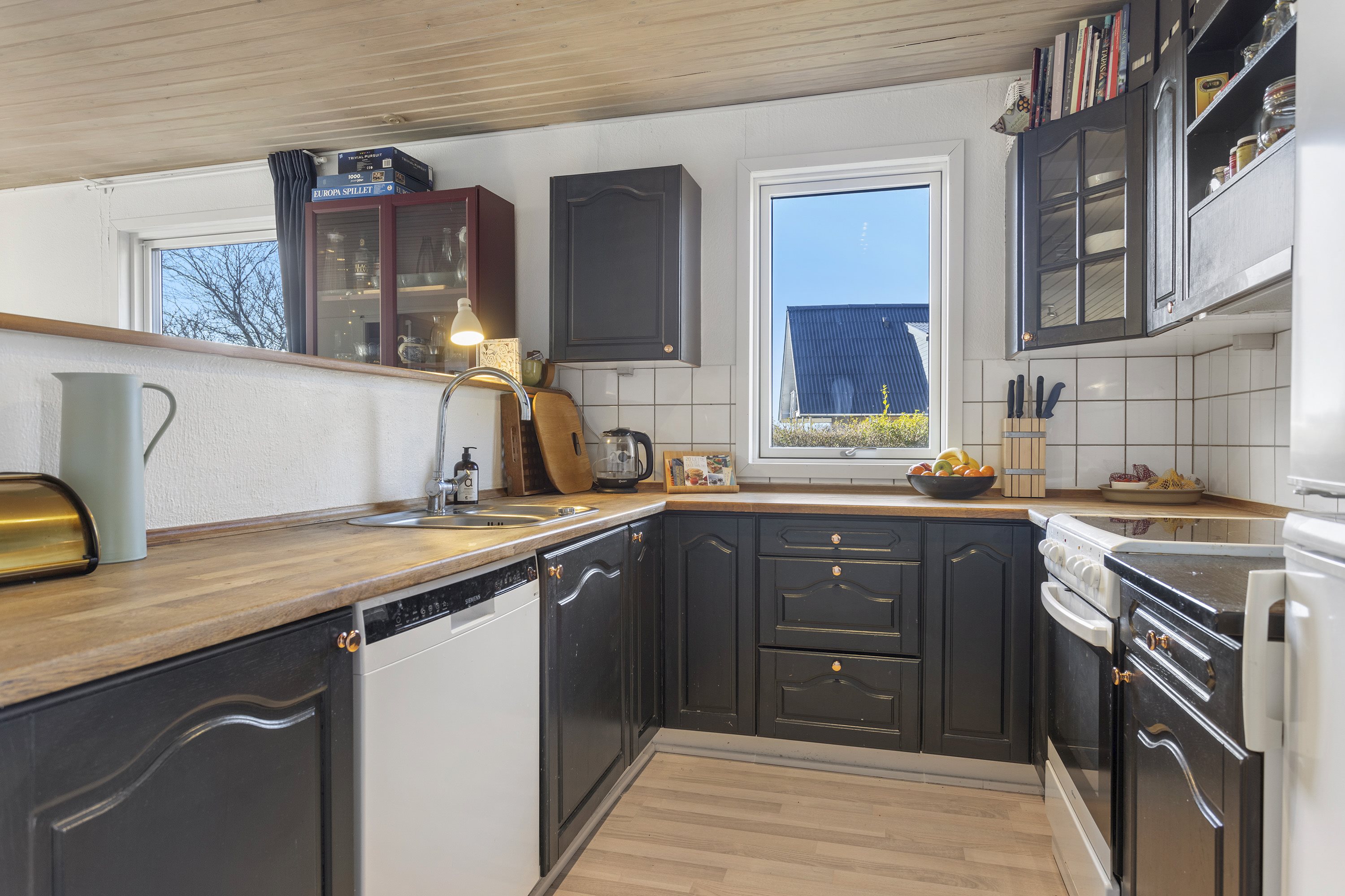 Fremhævet køkken billede i fuldskærmstilstand. Billede af Østkystvejen 309A, Voerså, 9300 Sæby