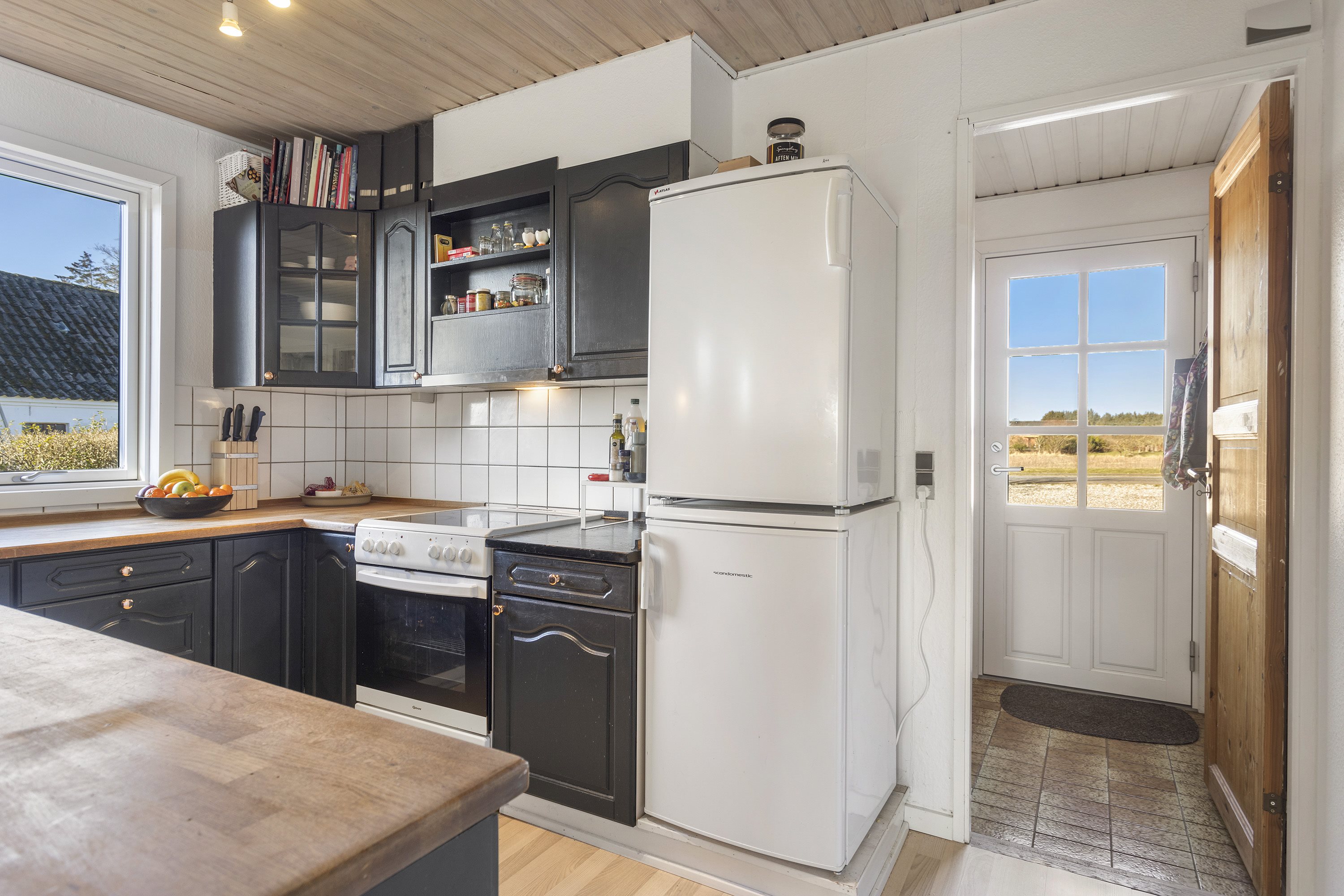 Fremhævet køkken billede i fuldskærmstilstand. Billede af Østkystvejen 309A, Voerså, 9300 Sæby