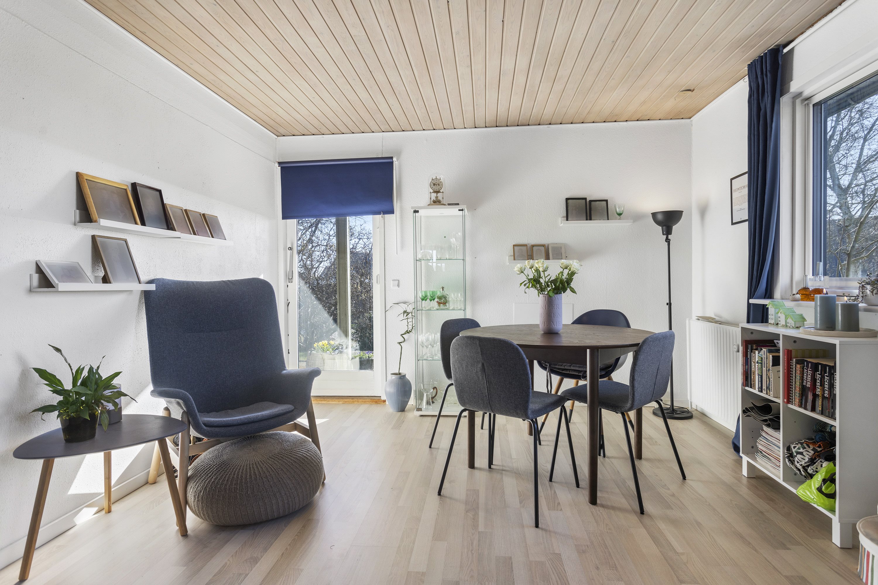 Fremhævet stue billede i fuldskærmstilstand. Billede af Østkystvejen 309A, Voerså, 9300 Sæby