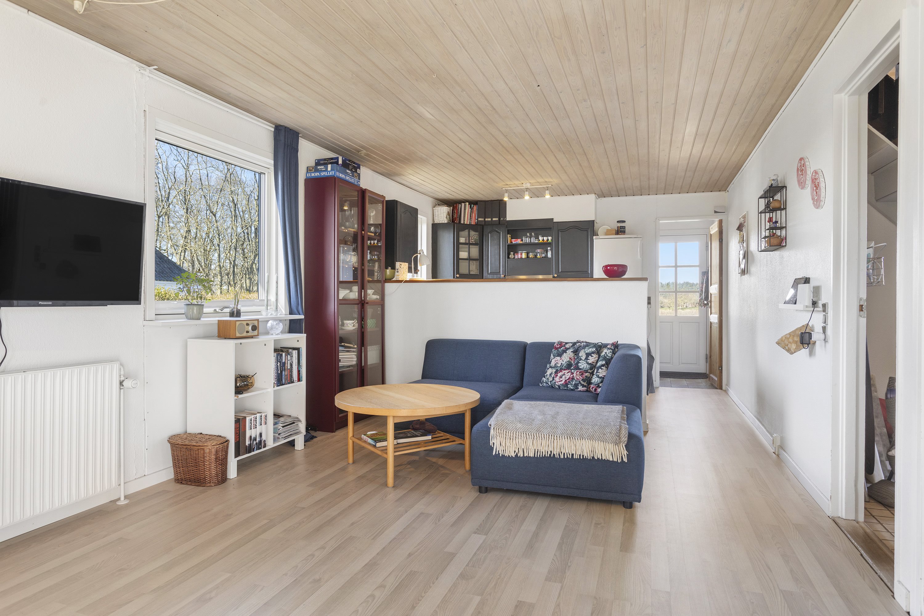 Fremhævet stue billede i fuldskærmstilstand. Billede af Østkystvejen 309A, Voerså, 9300 Sæby