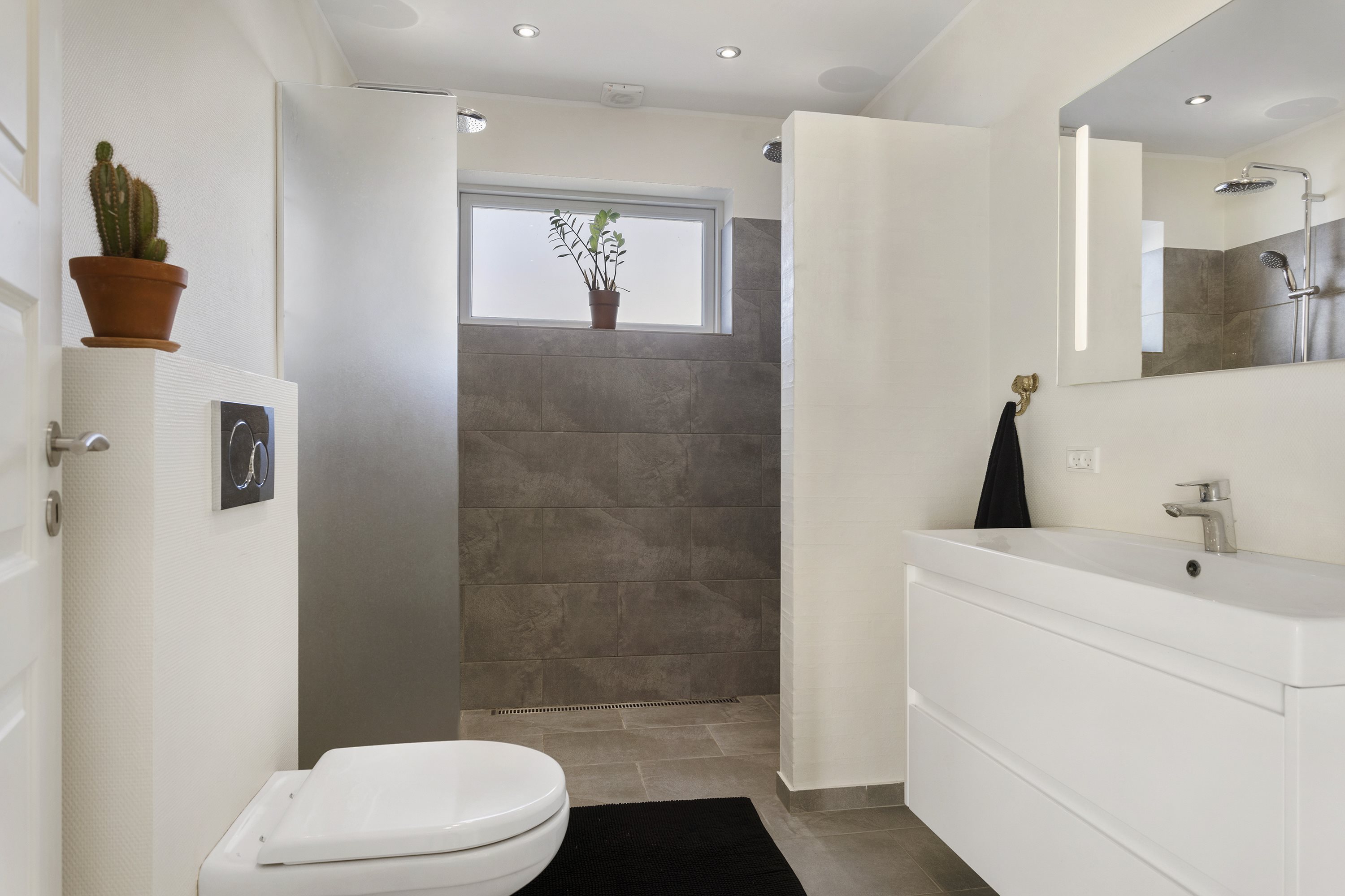 Fremhævet badeværelse billede i fuldskærmstilstand. Billede af Østkystvejen 366, Voerså, 9300 Sæby