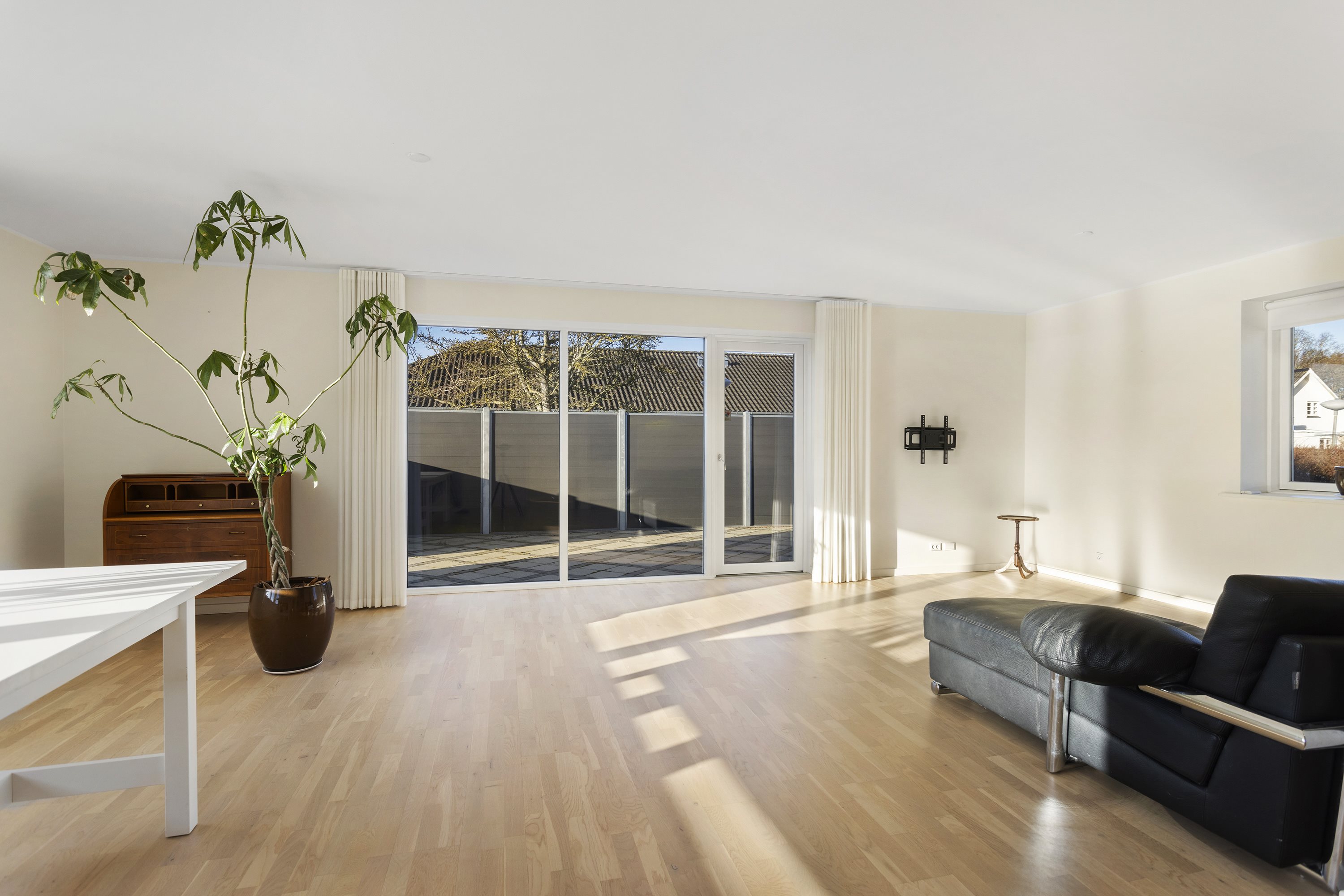 Fremhævet stue billede i fuldskærmstilstand. Billede af Østkystvejen 366, Voerså, 9300 Sæby