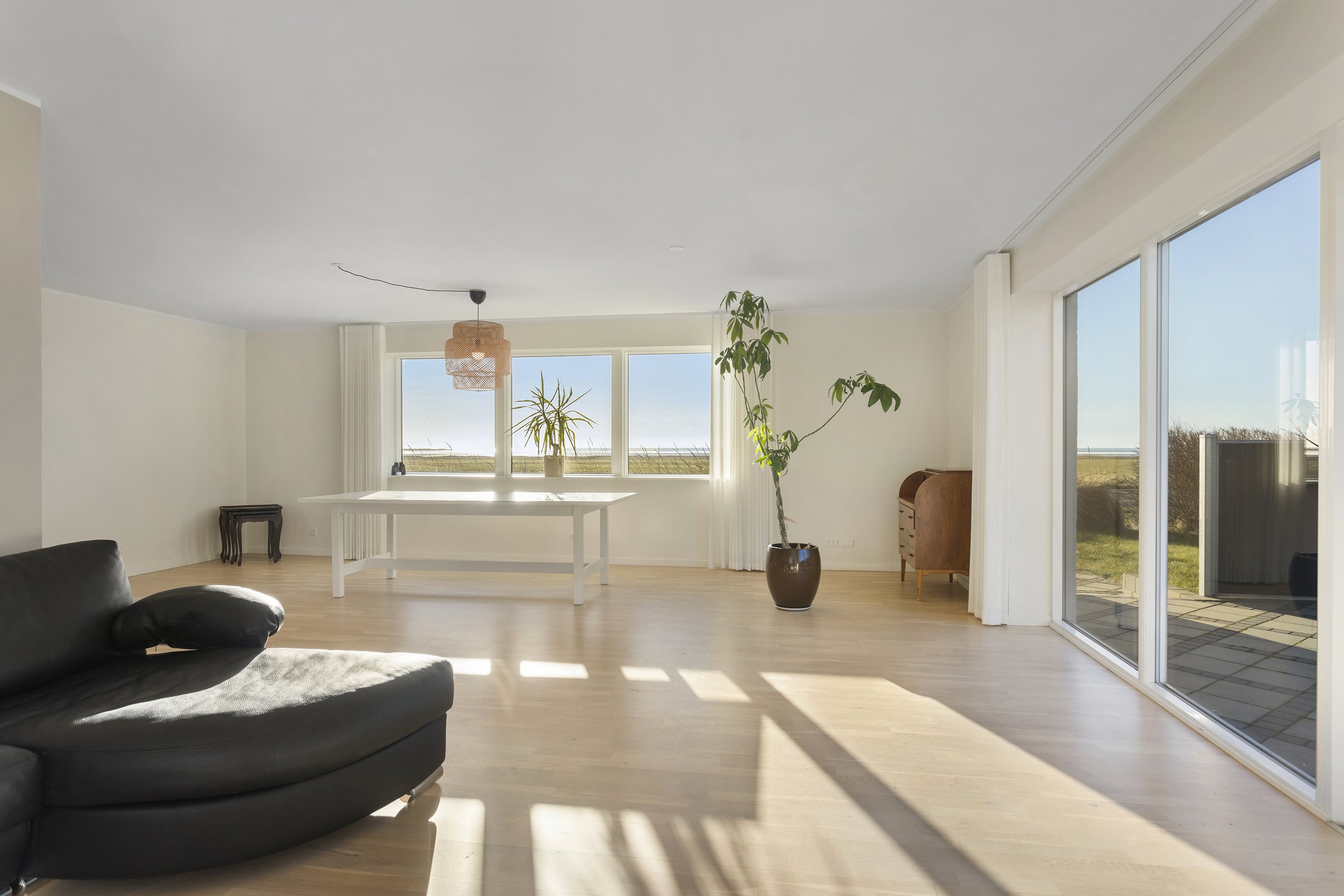 Fremhævet stue billede i fuldskærmstilstand. Billede af Østkystvejen 366, Voerså, 9300 Sæby