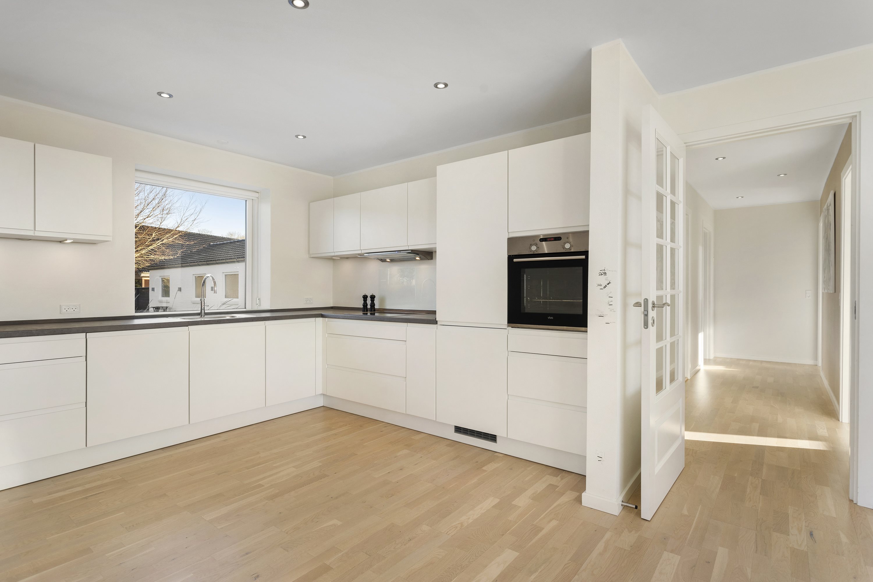 Fremhævet køkken billede i fuldskærmstilstand. Billede af Østkystvejen 366, Voerså, 9300 Sæby