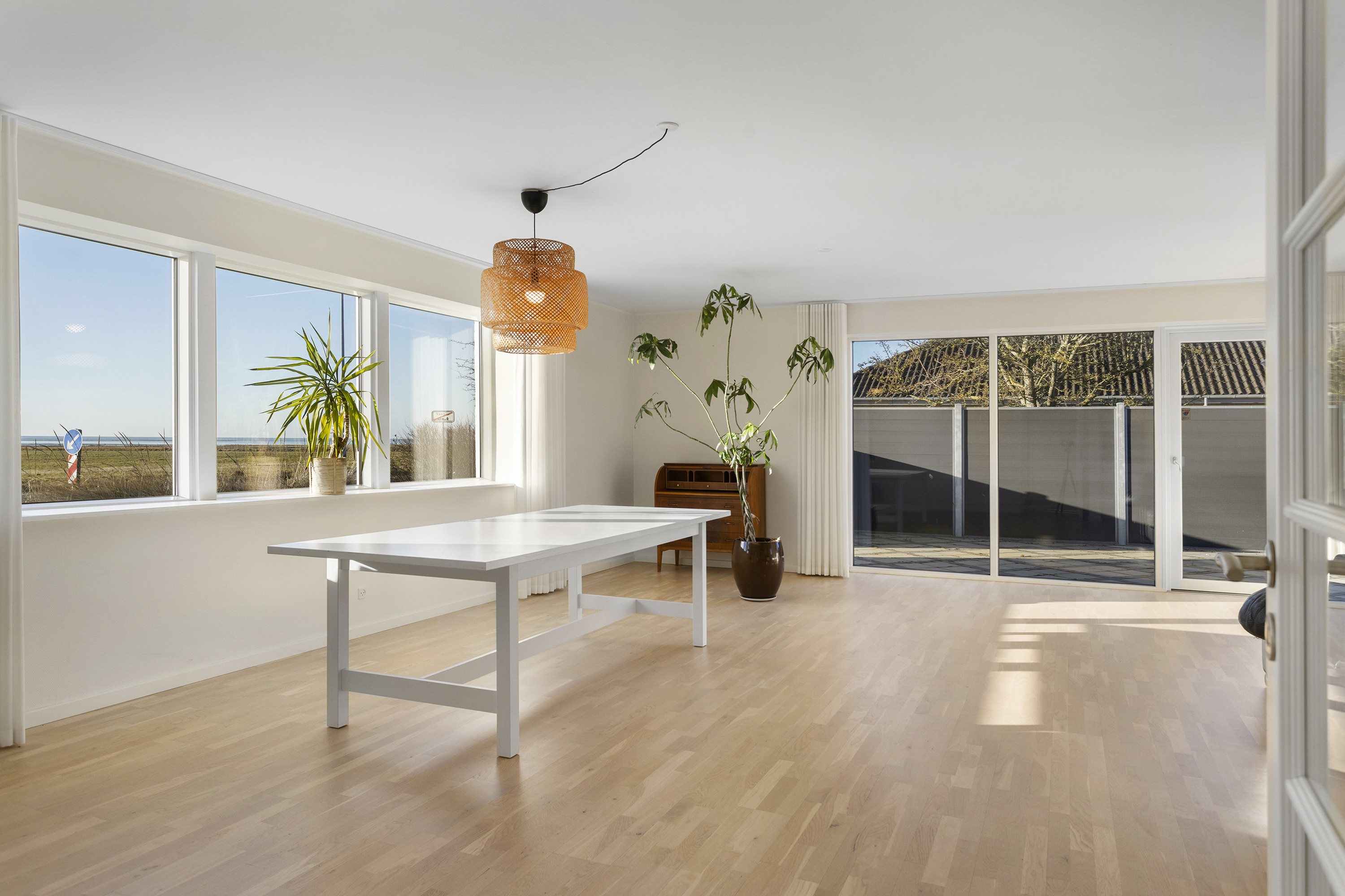 Fremhævet stue billede i fuldskærmstilstand. Billede af Østkystvejen 366, Voerså, 9300 Sæby