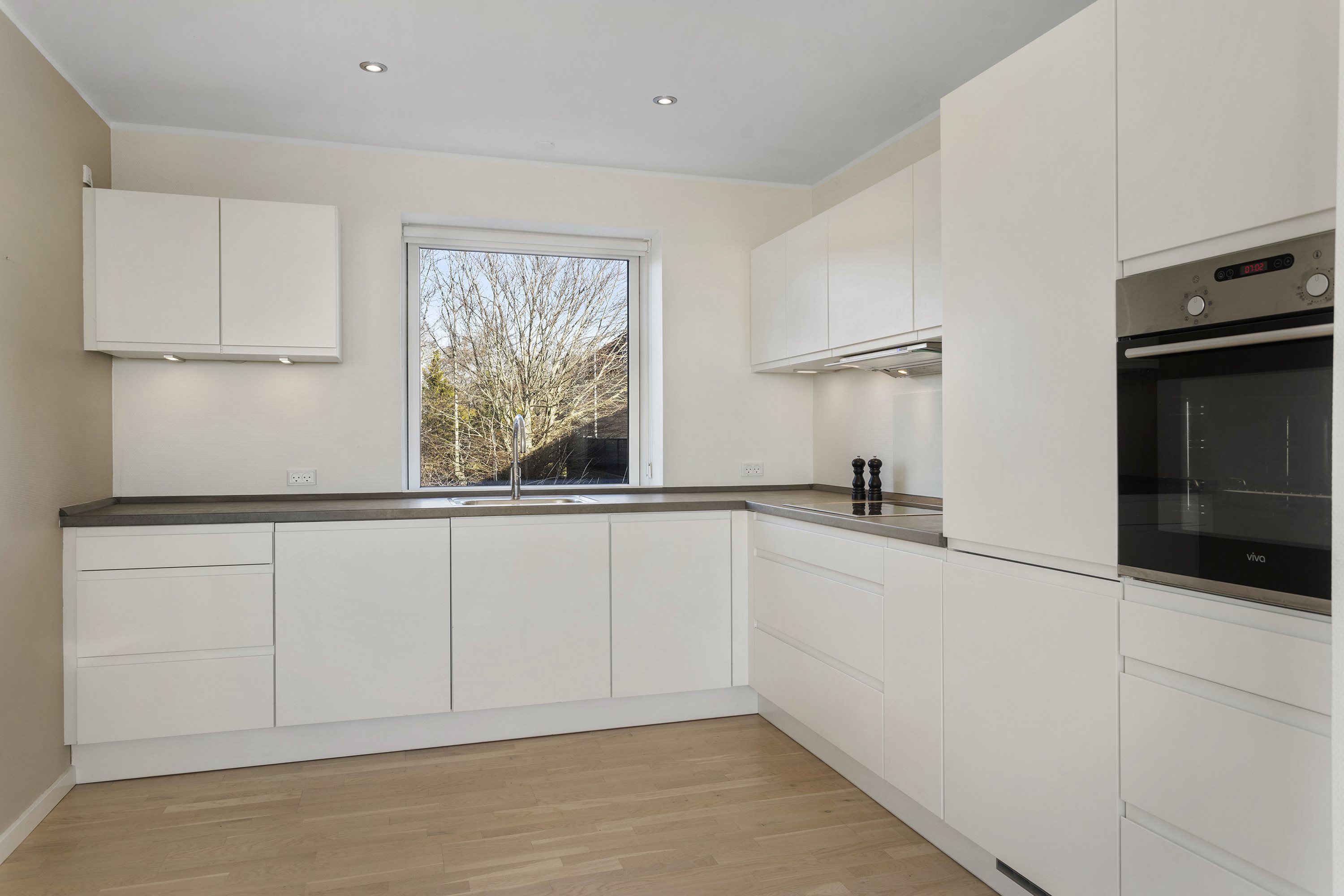 Fremhævet køkken billede i fuldskærmstilstand. Billede af Østkystvejen 366, Voerså, 9300 Sæby