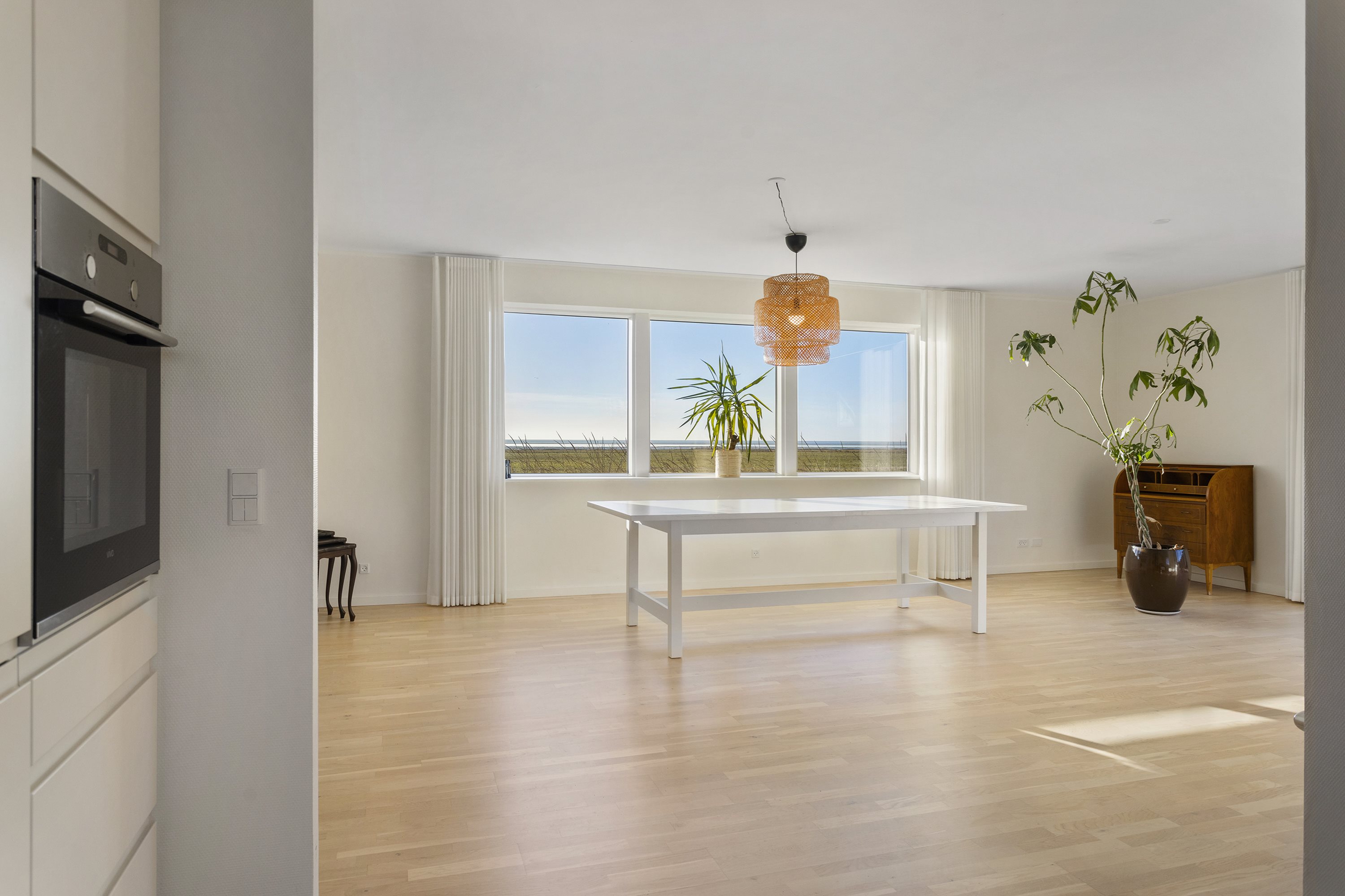 Fremhævet stue billede i fuldskærmstilstand. Billede af Østkystvejen 366, Voerså, 9300 Sæby