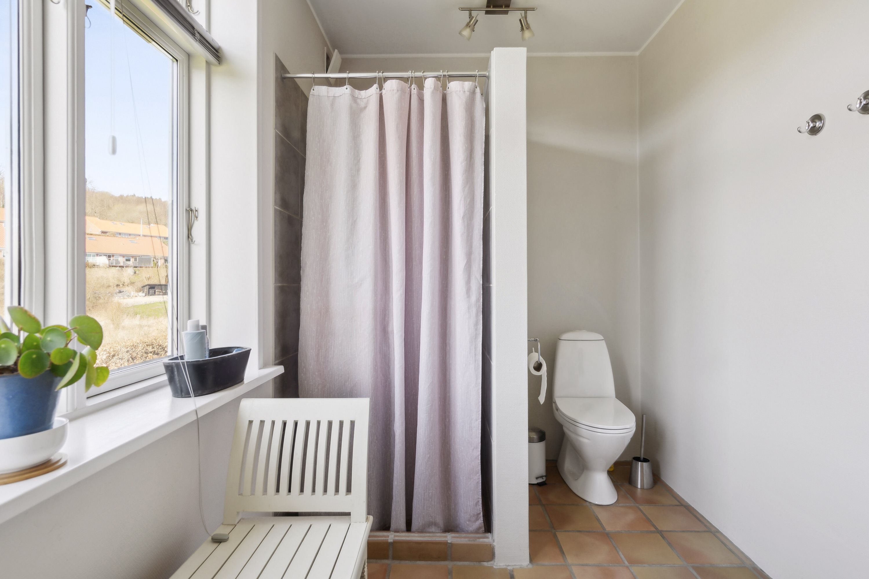 Fremhævet badeværelse billede i fuldskærmstilstand. Billede af Lindbjerg 33, 6200 Aabenraa