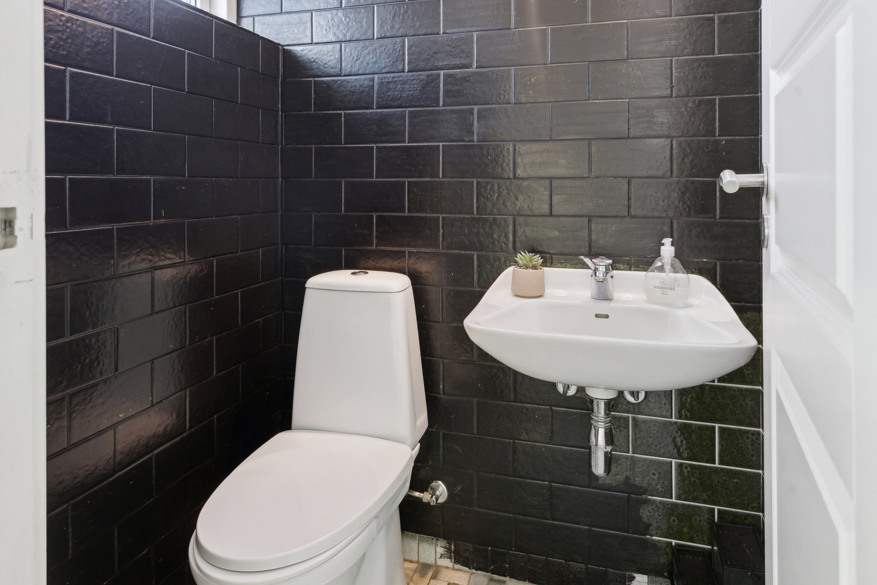 Fremhævet toilet billede i fuldskærmstilstand. Billede af Skravevej 2, Københoved, 6630 Rødding