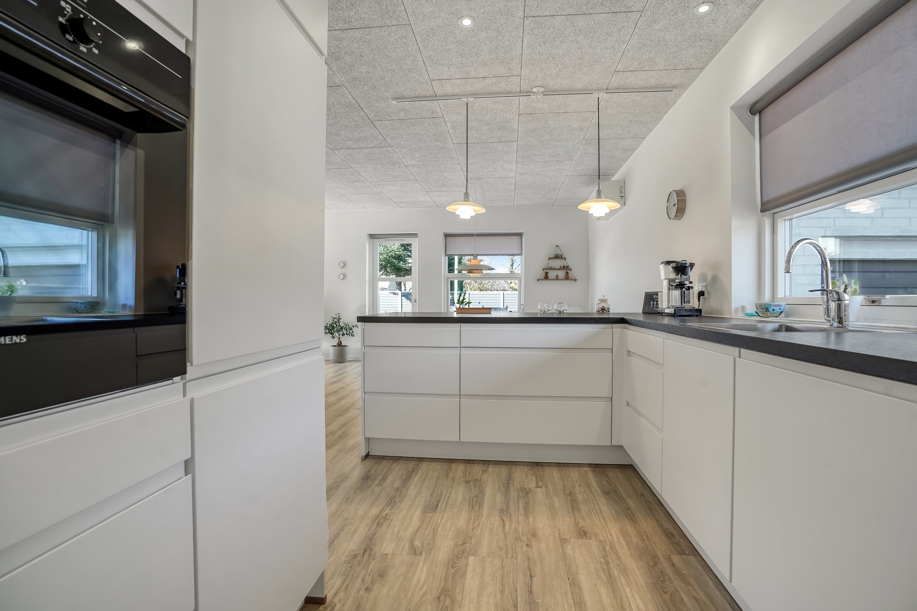 Fremhævet køkken billede i fuldskærmstilstand. Billede af Kærvangen 14, Skrillinge, 5500 Middelfart