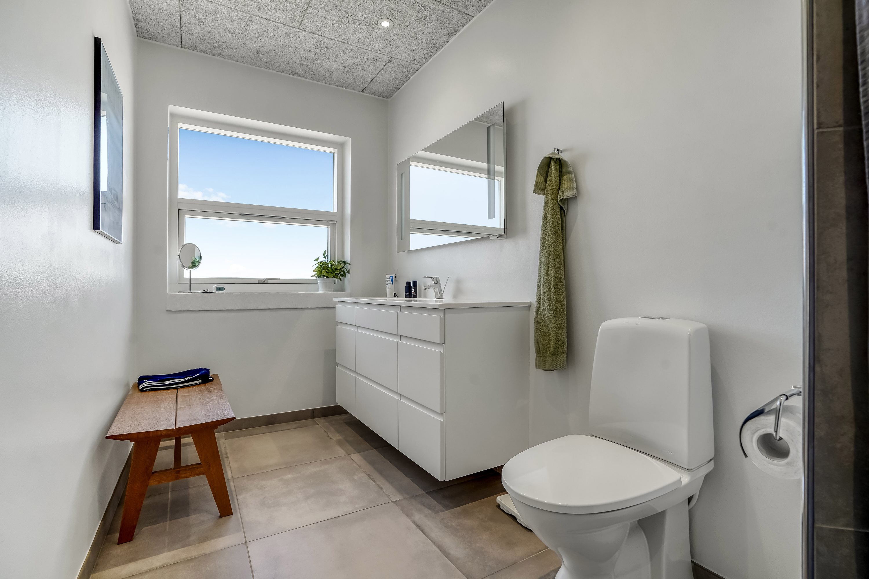 Fremhævet toilet billede i fuldskærmstilstand. Billede af Kærvangen 14, Skrillinge, 5500 Middelfart