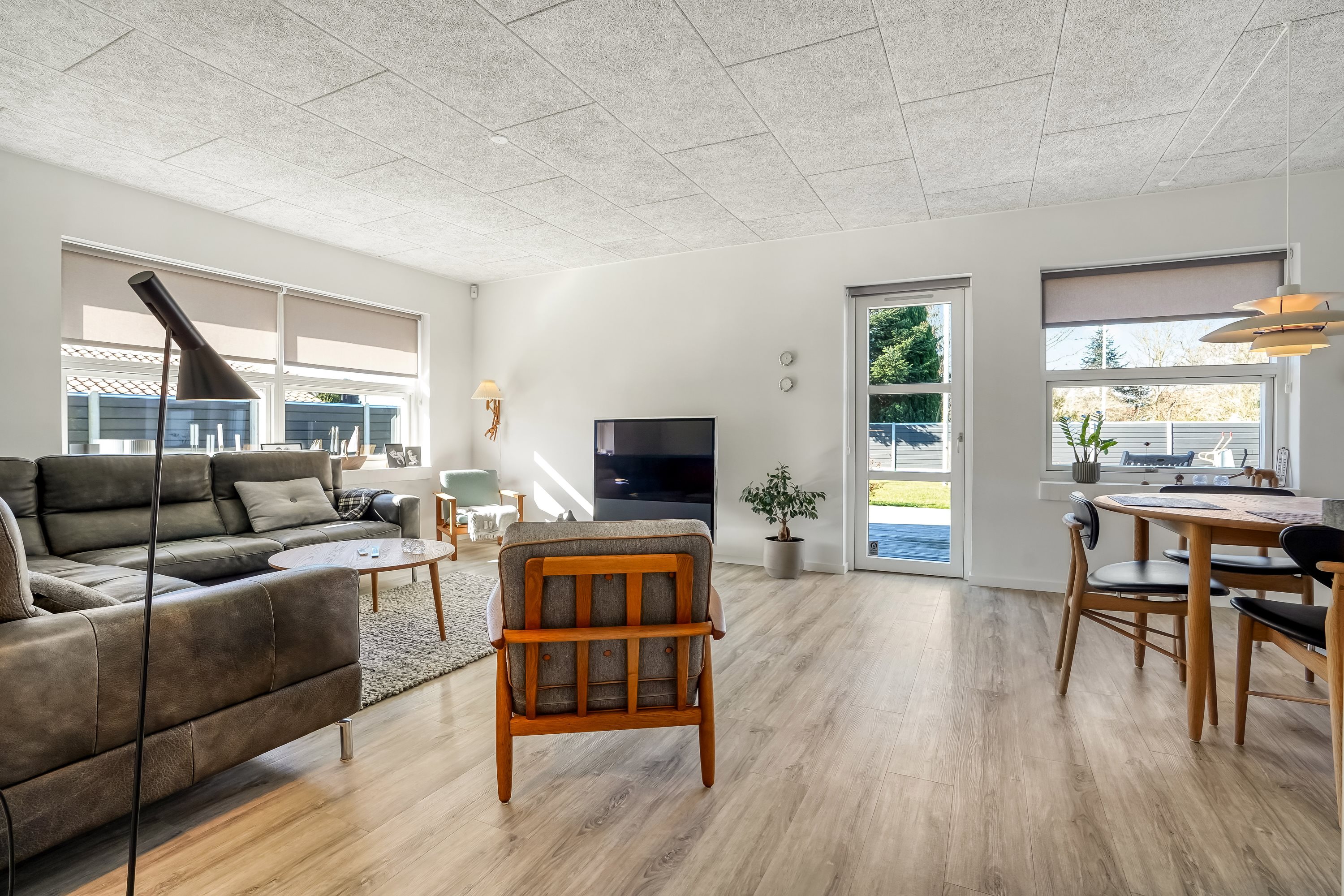 Fremhævet stue billede i fuldskærmstilstand. Billede af Kærvangen 14, Skrillinge, 5500 Middelfart