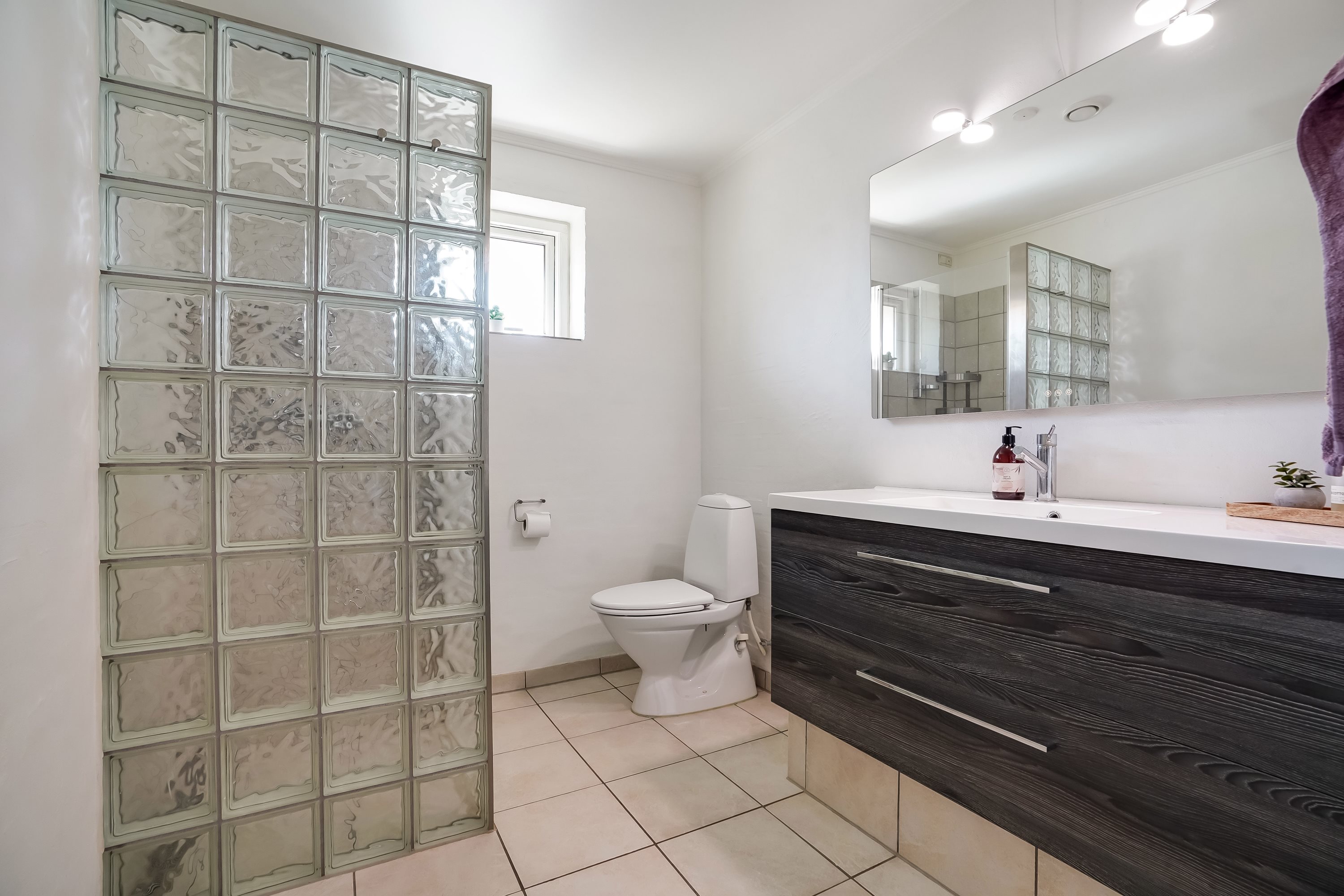 Fremhævet badeværelse billede i fuldskærmstilstand. Billede af Havrevænget 17, Gl Brenderup, 5464 Brenderup Fyn