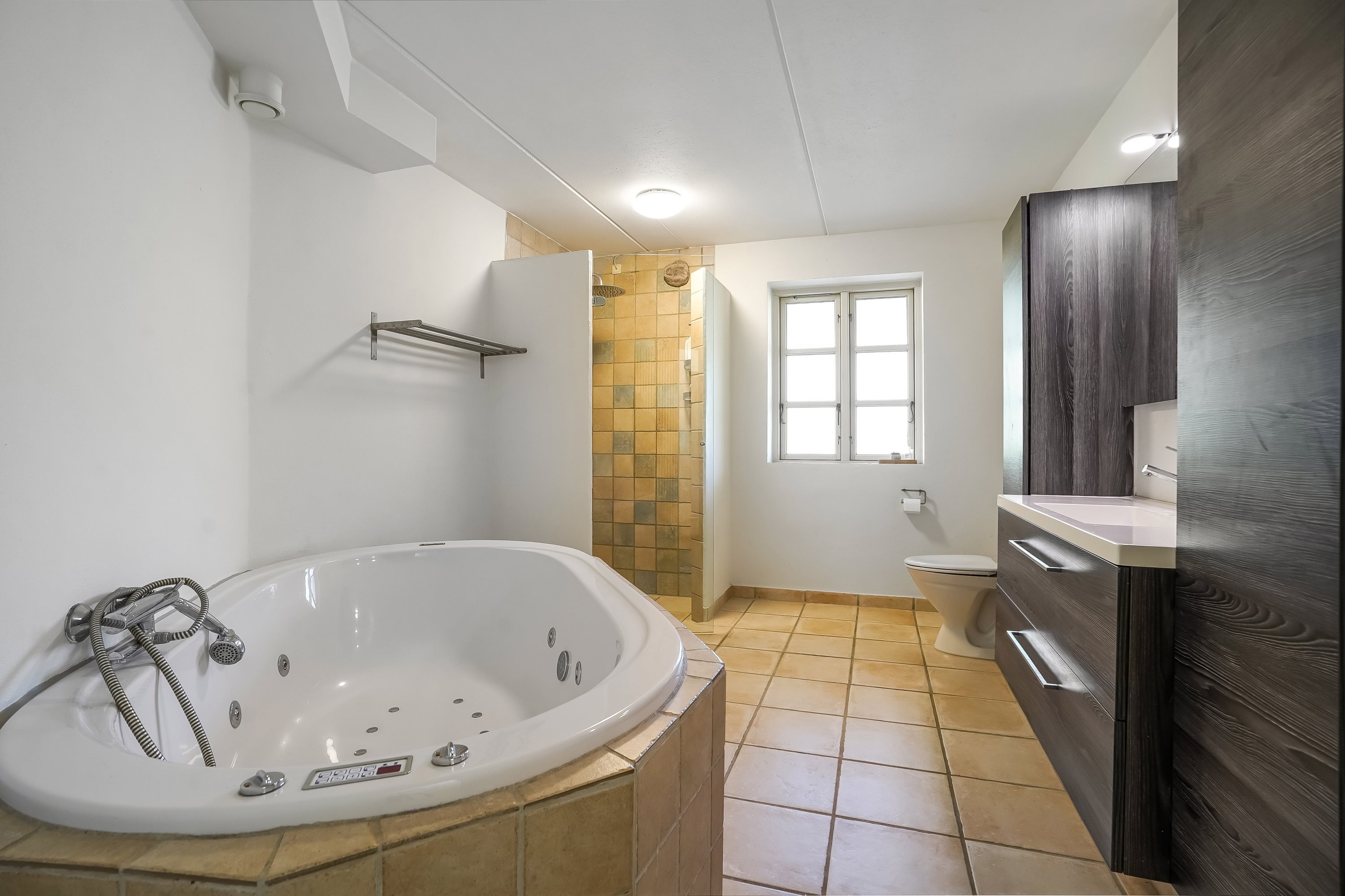 Fremhævet badeværelse billede i fuldskærmstilstand. Billede af Havrevænget 17, Gl Brenderup, 5464 Brenderup Fyn