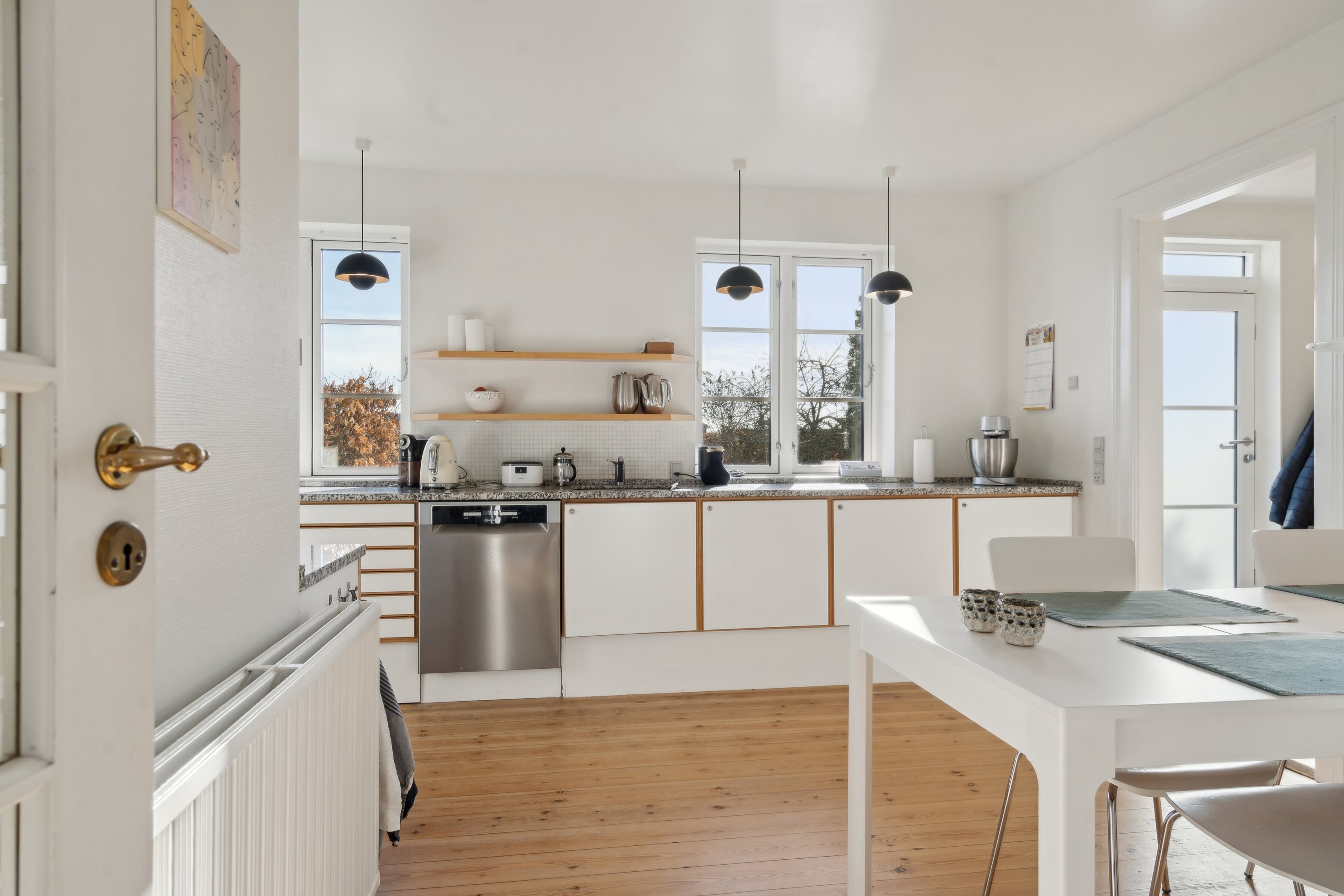 Fremhævet køkken billede i fuldskærmstilstand. Billede af Bjørnøvej 100, 5700 Svendborg