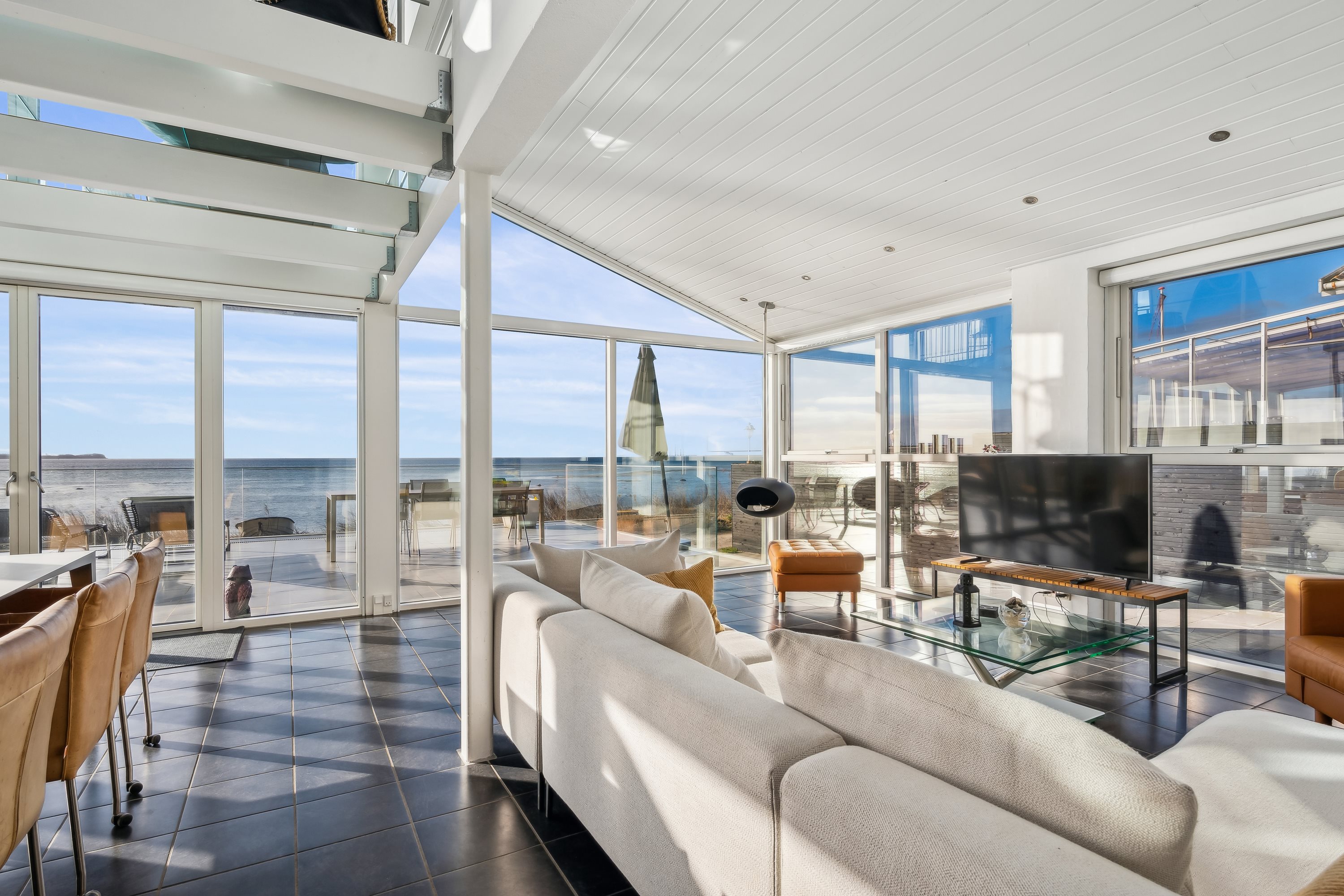 Fremhævet udestue billede i fuldskærmstilstand. Billede af Havbakkevej 73, 8250 Egå