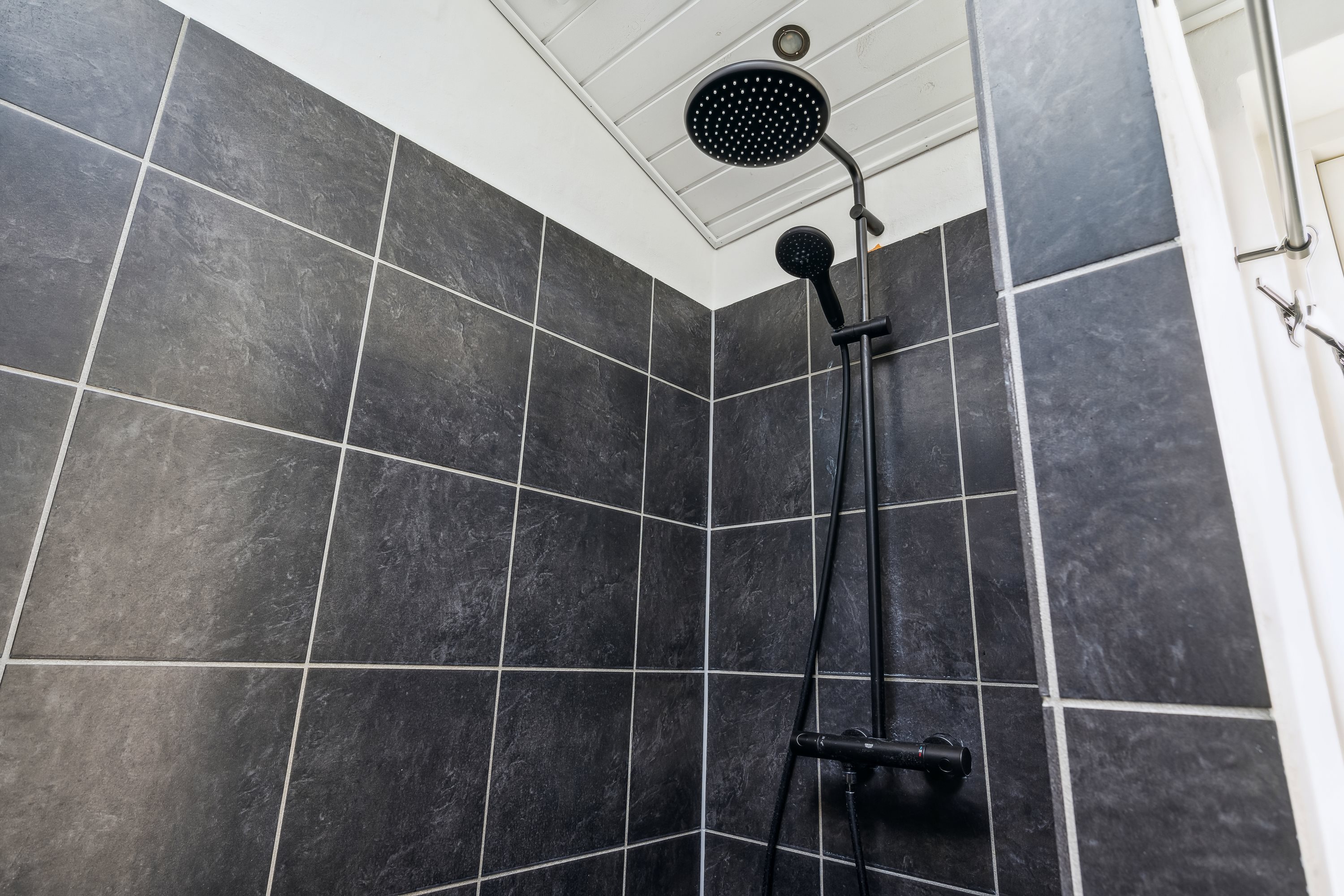 Fremhævet badeværelse billede i fuldskærmstilstand. Billede af Havbakkevej 73, 8250 Egå