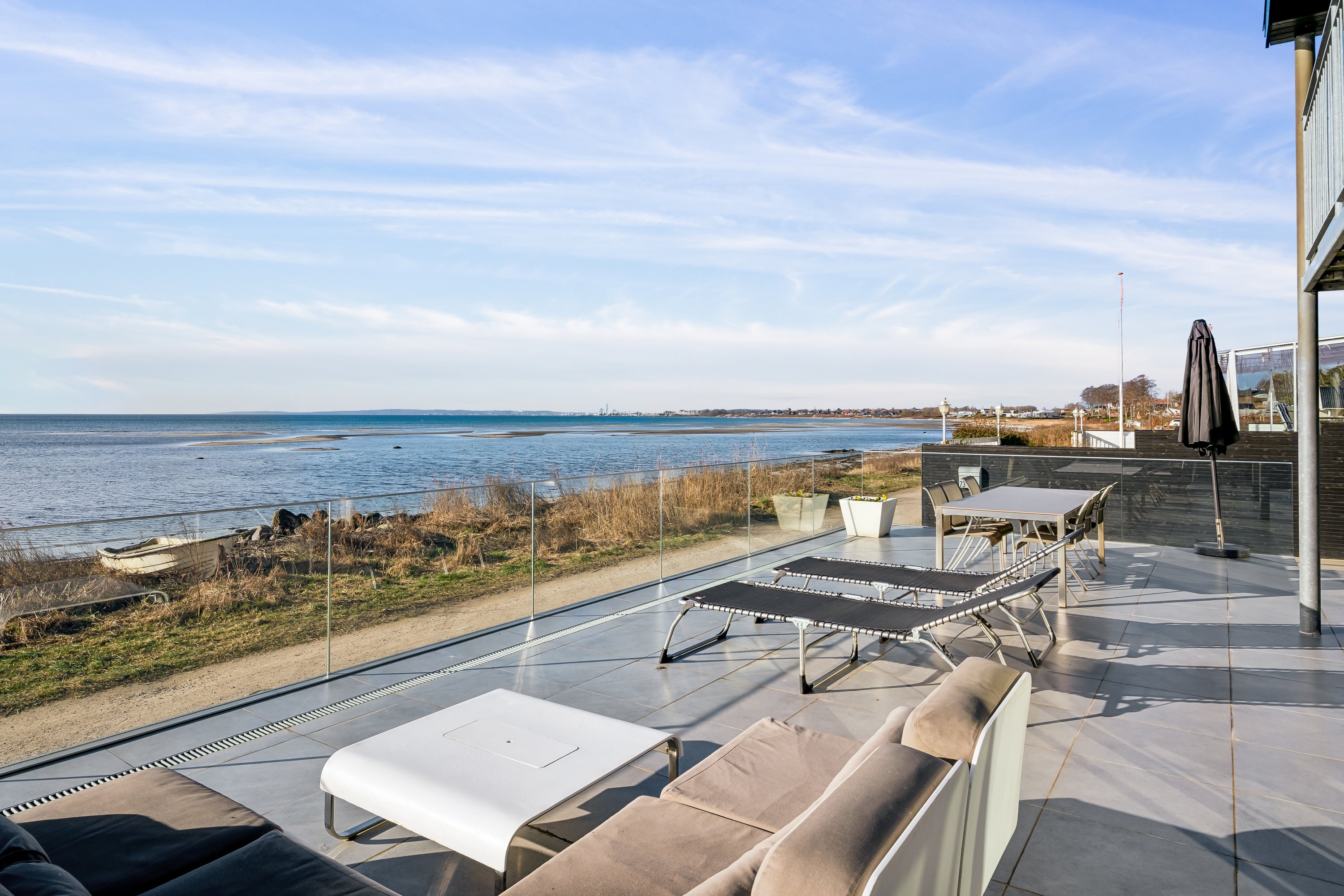 Fremhævet terrasse billede i fuldskærmstilstand. Billede af Havbakkevej 73, 8250 Egå