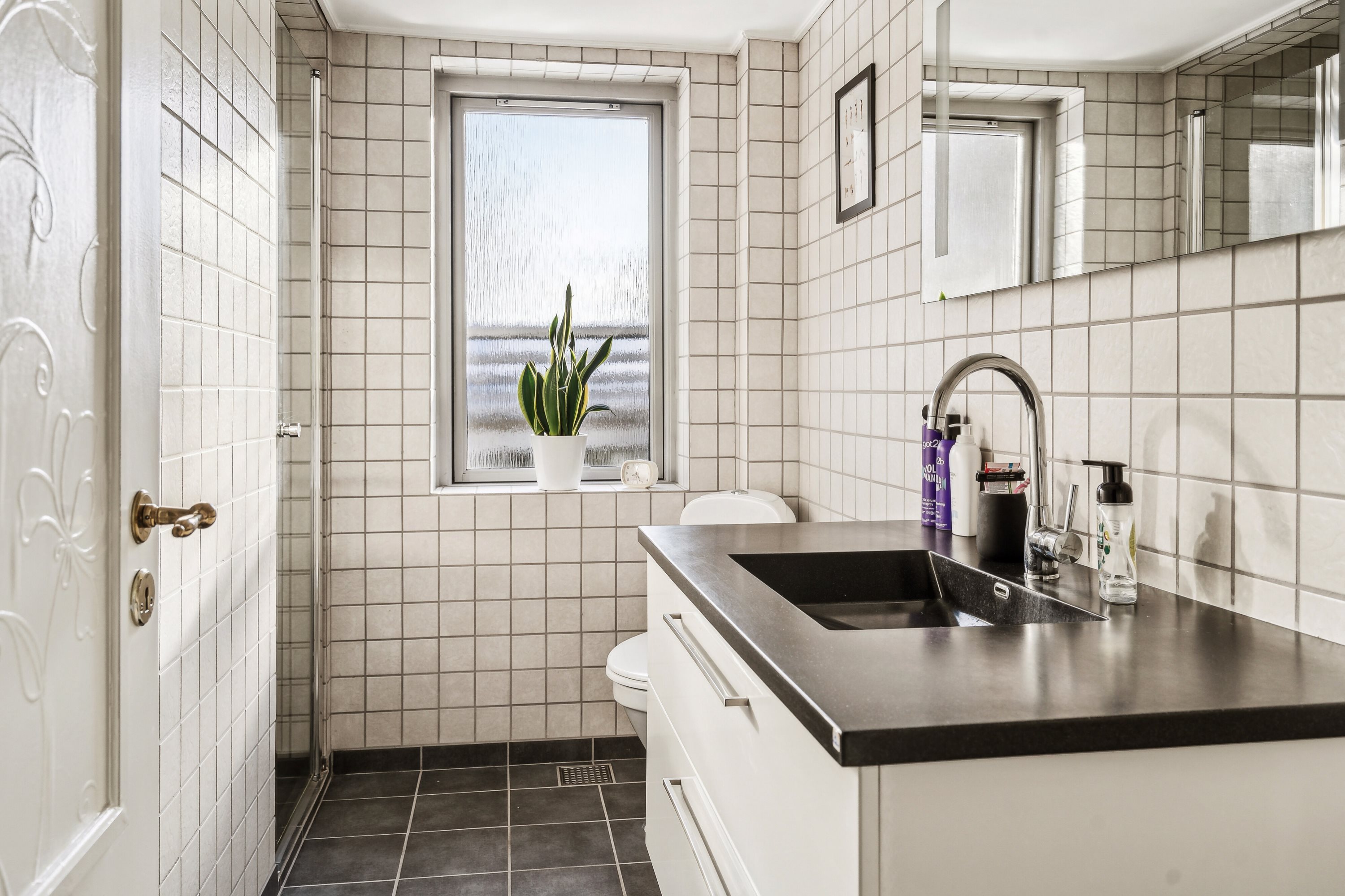 Fremhævet badeværelse billede i fuldskærmstilstand. Billede af Åløkke Allé 51, st.., 5000 Odense C