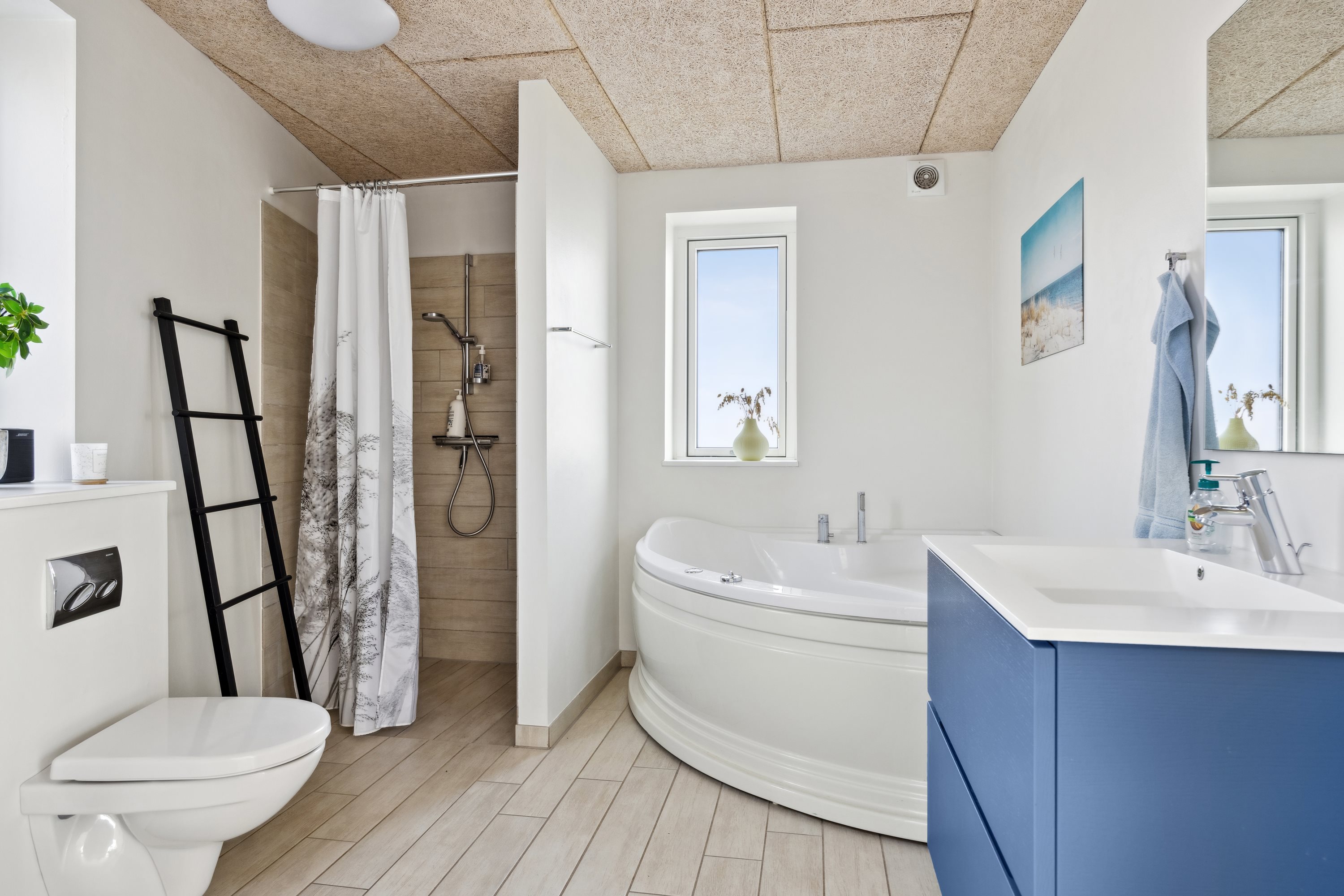 Fremhævet badeværelse billede i fuldskærmstilstand. Billede af Makrelvej 9, Egsmark Strand, 8400 Ebeltoft