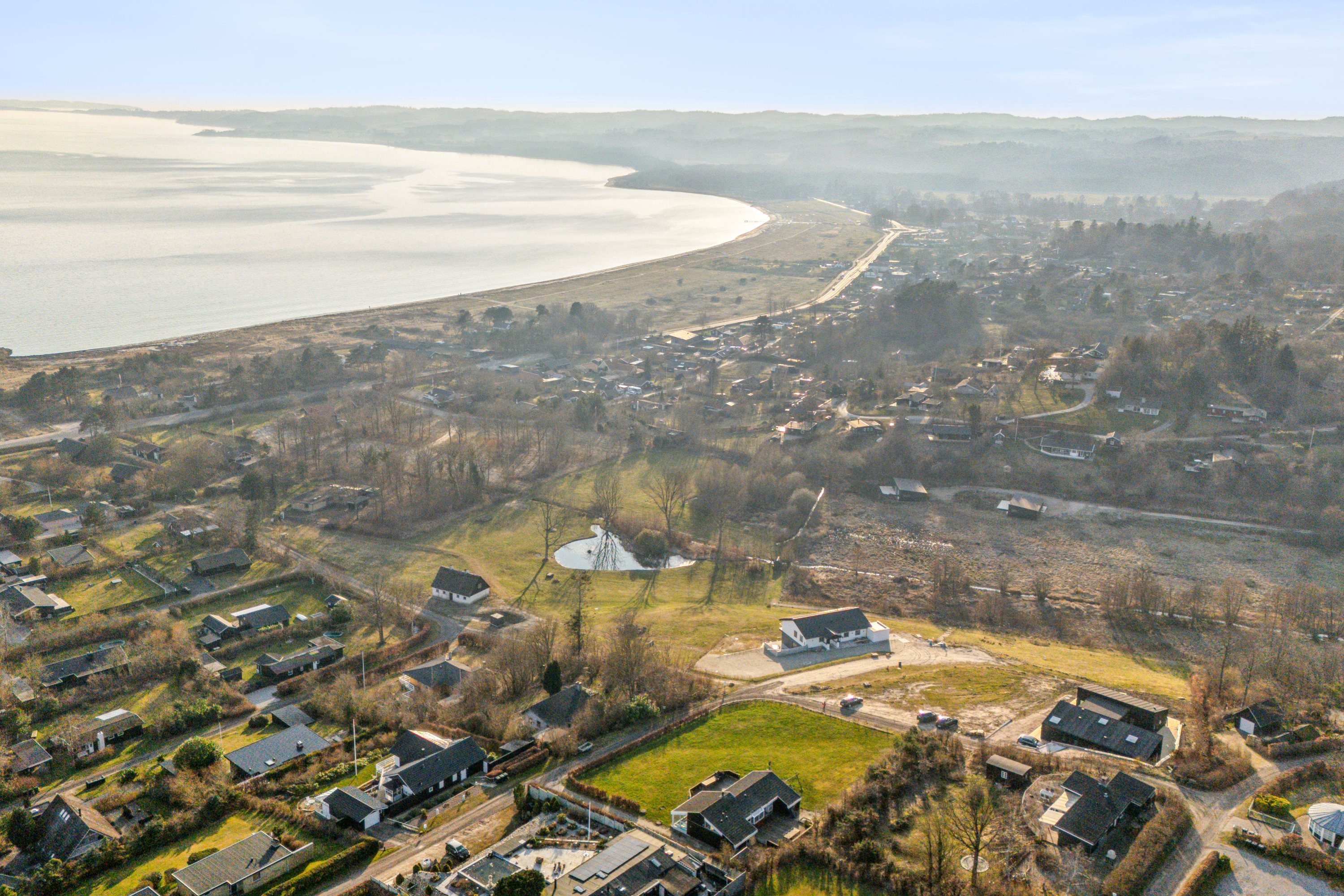 Fremhævet luftfoto billede i fuldskærmstilstand. Billede af Stambækvej 7, Lyngsbæk Strand, 8400 Ebeltoft