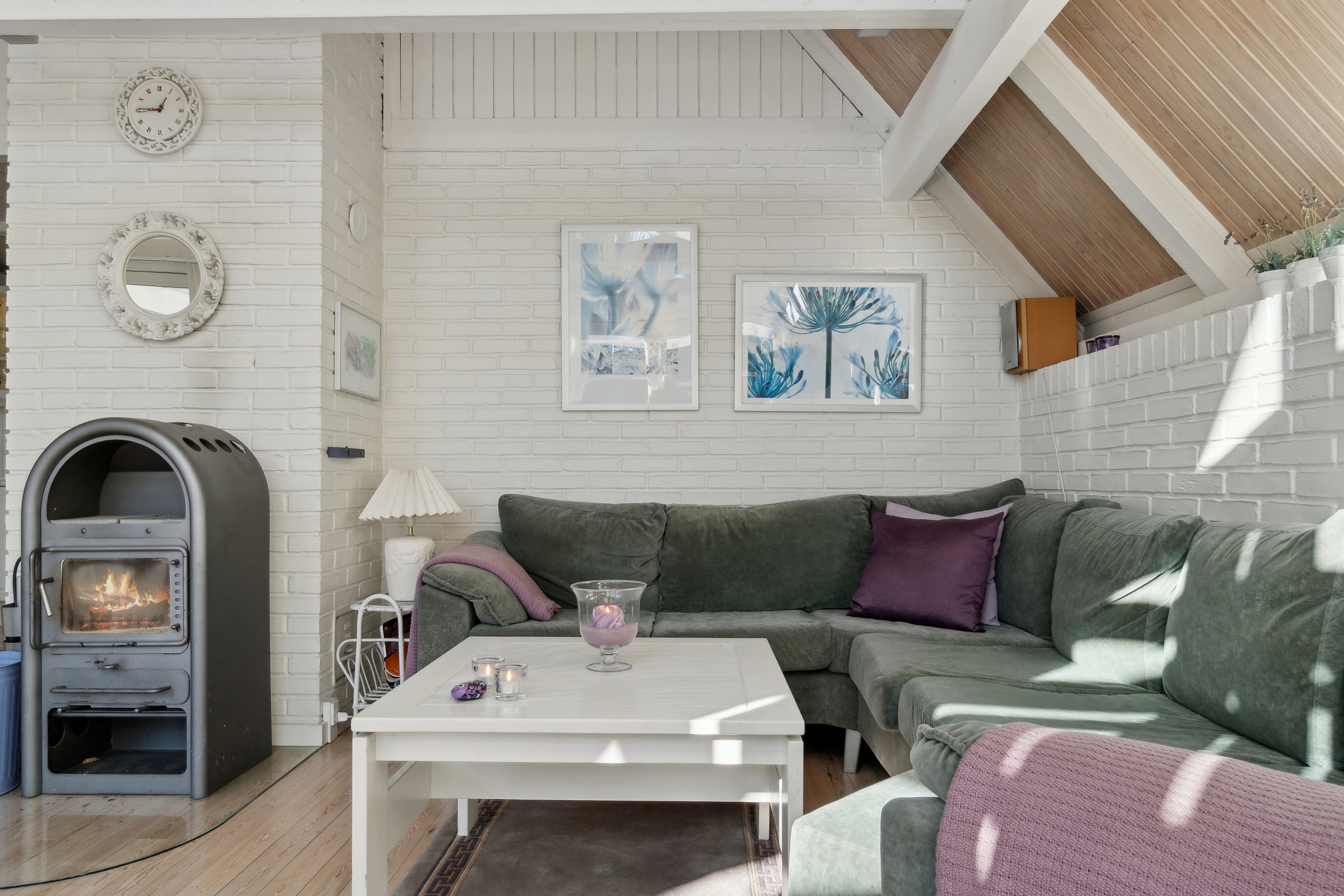 Fremhævet stue billede i fuldskærmstilstand. Billede af Fyrrevangen 8, Asserbo, 3300 Frederiksværk