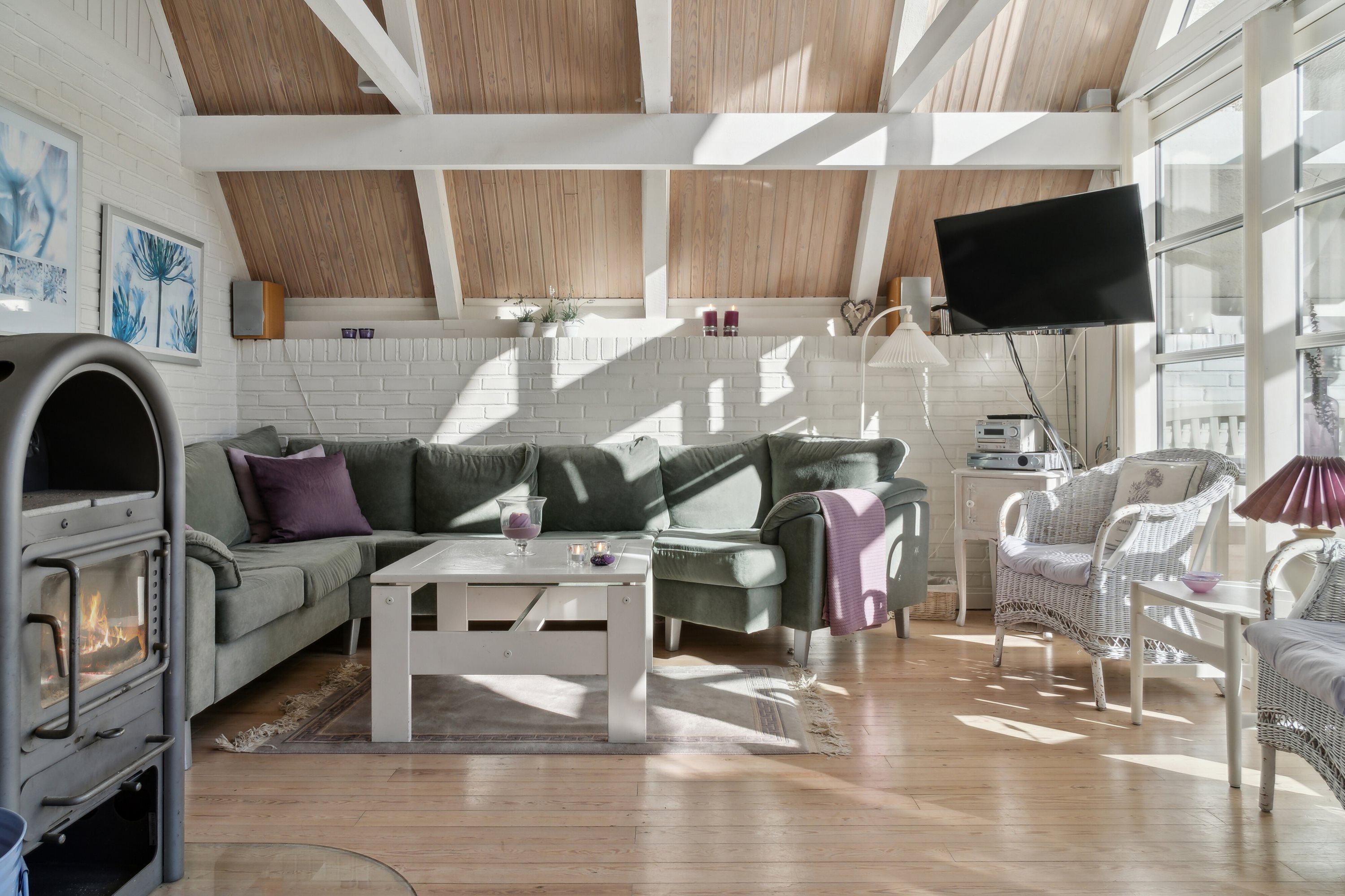 Fremhævet stue billede i fuldskærmstilstand. Billede af Fyrrevangen 8, Asserbo, 3300 Frederiksværk