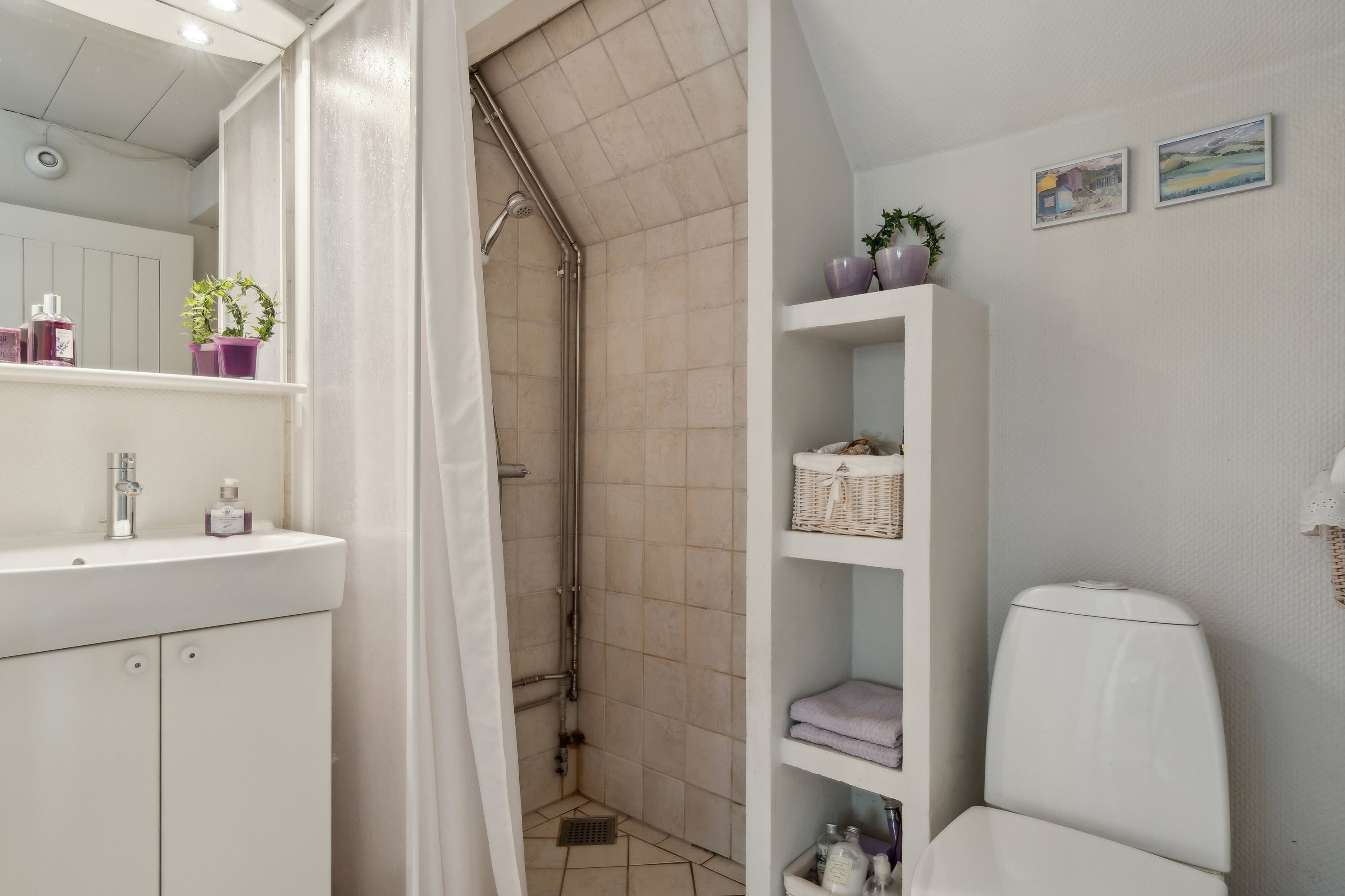 Fremhævet badeværelse billede i fuldskærmstilstand. Billede af Fyrrevangen 8, Asserbo, 3300 Frederiksværk