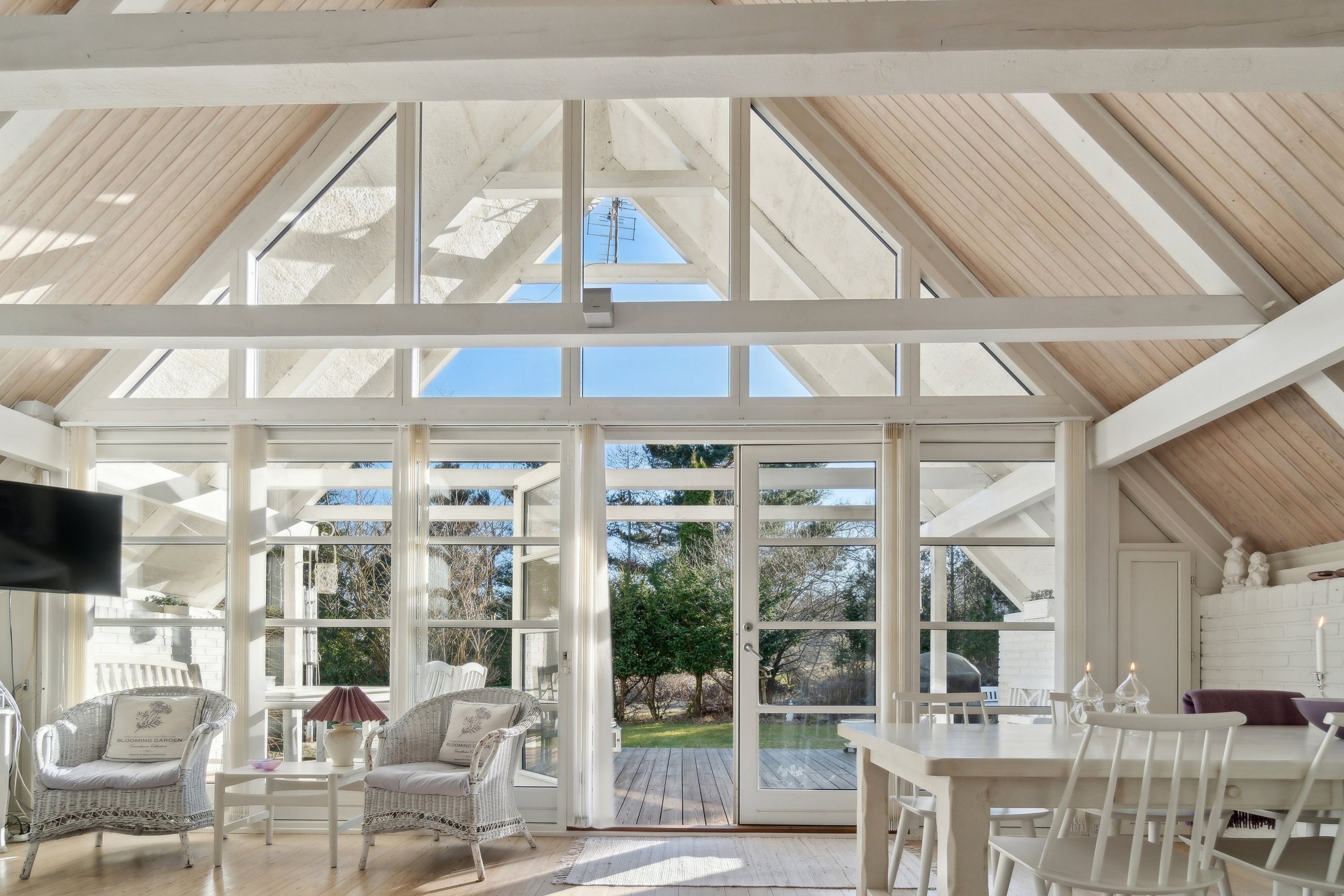 Fremhævet stue billede i fuldskærmstilstand. Billede af Fyrrevangen 8, Asserbo, 3300 Frederiksværk