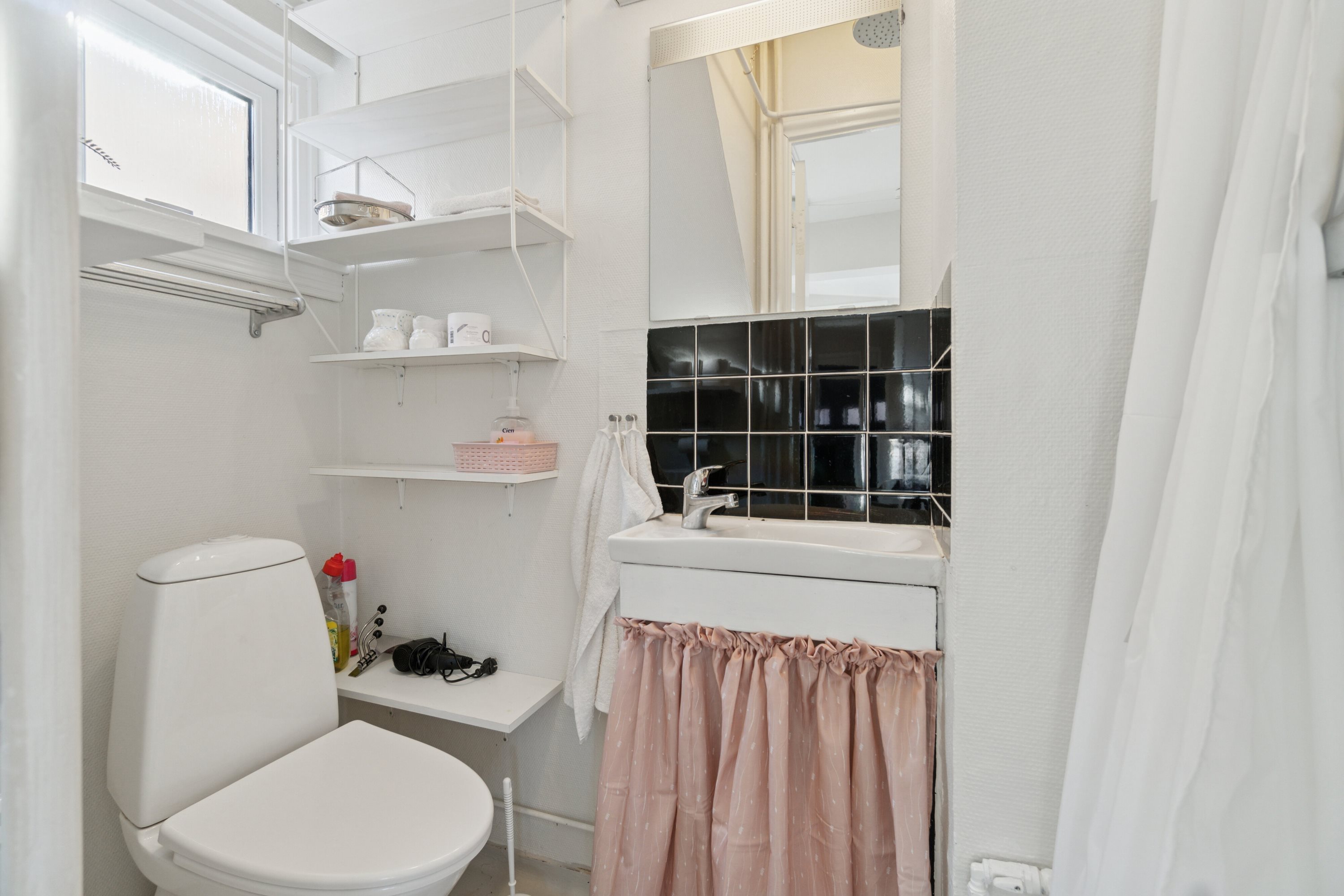 Fremhævet badeværelse billede i fuldskærmstilstand. Billede af Johnsens Tværvej 13, 3700 Rønne