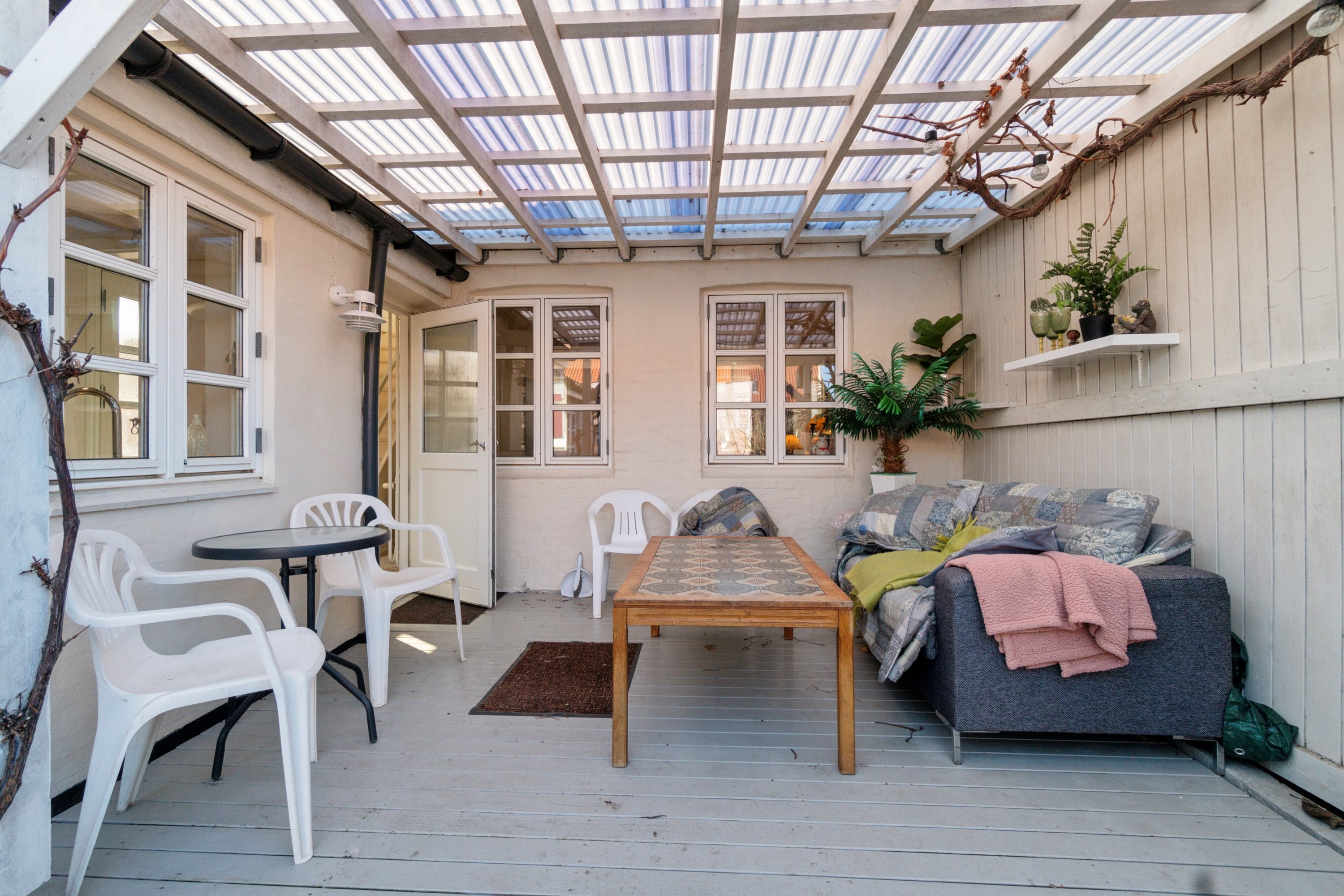 Miniaturebillede 1: overdækket terrasse. Billede af Johnsens Tværvej 13, 3700 Rønne