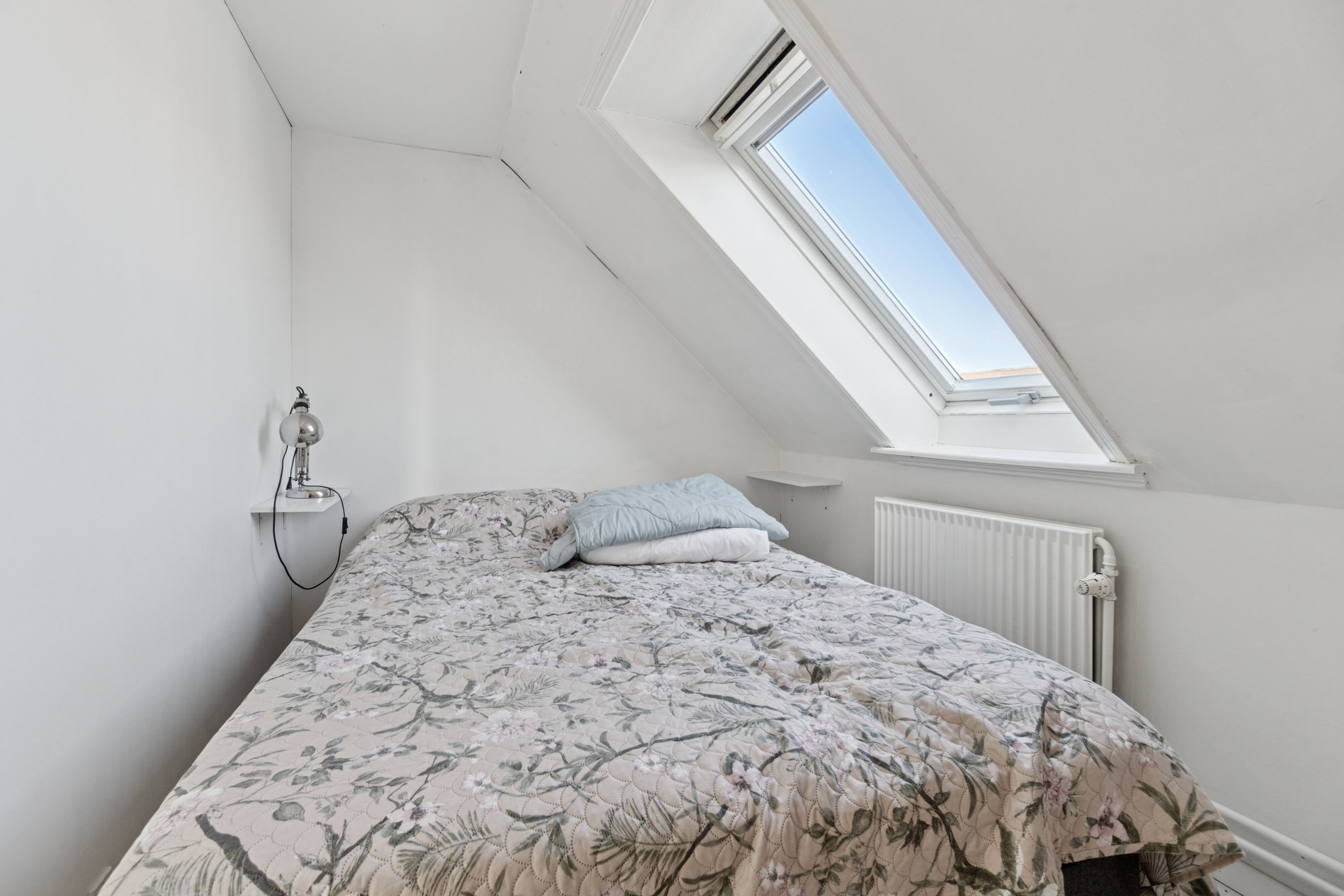 Fremhævet soveværelse billede i fuldskærmstilstand. Billede af Johnsens Tværvej 13, 3700 Rønne