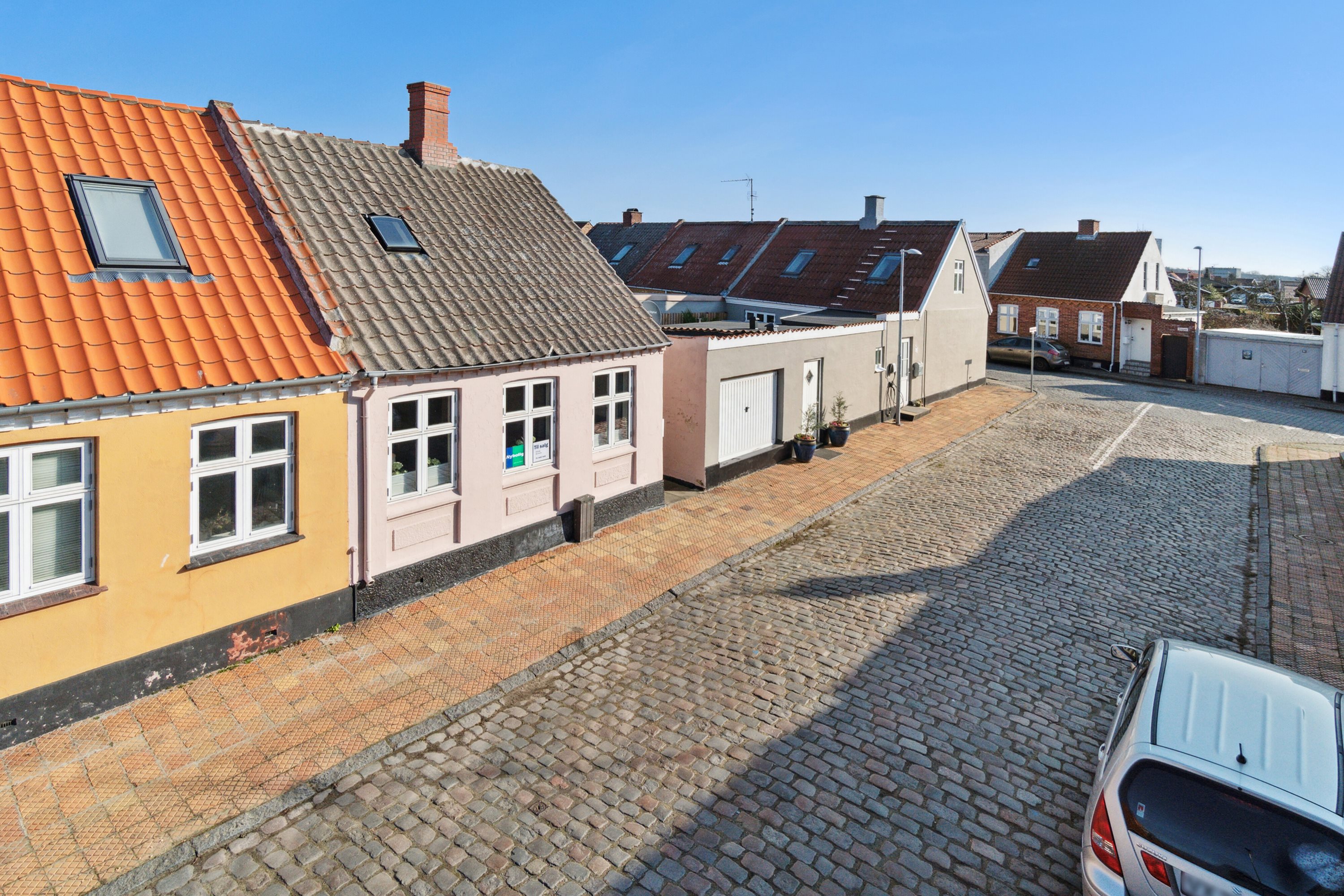 Fremhævet set fra vejen billede i fuldskærmstilstand. Billede af Johnsens Tværvej 13, 3700 Rønne