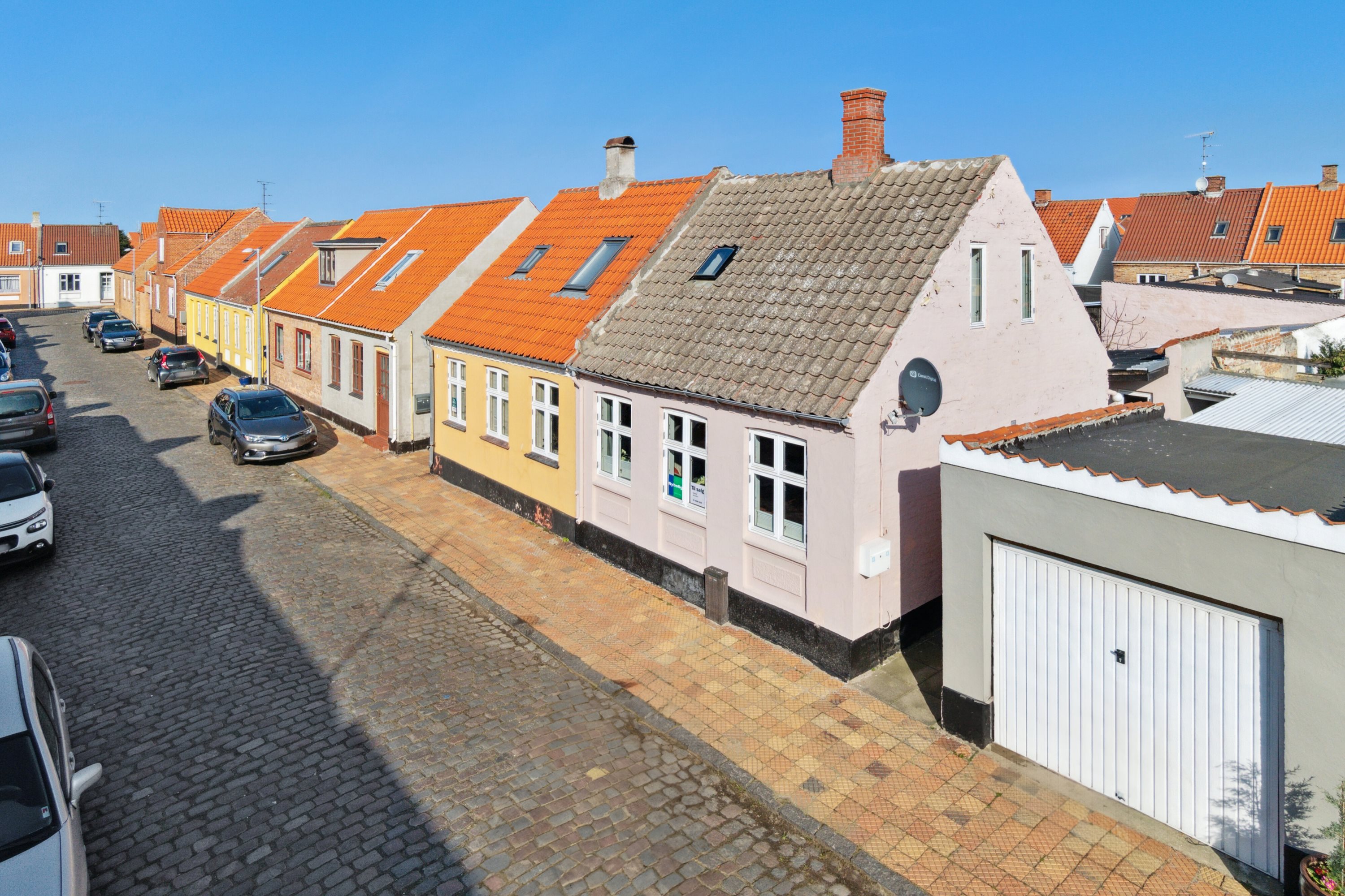 Fremhævet set fra vejen billede i fuldskærmstilstand. Billede af Johnsens Tværvej 13, 3700 Rønne