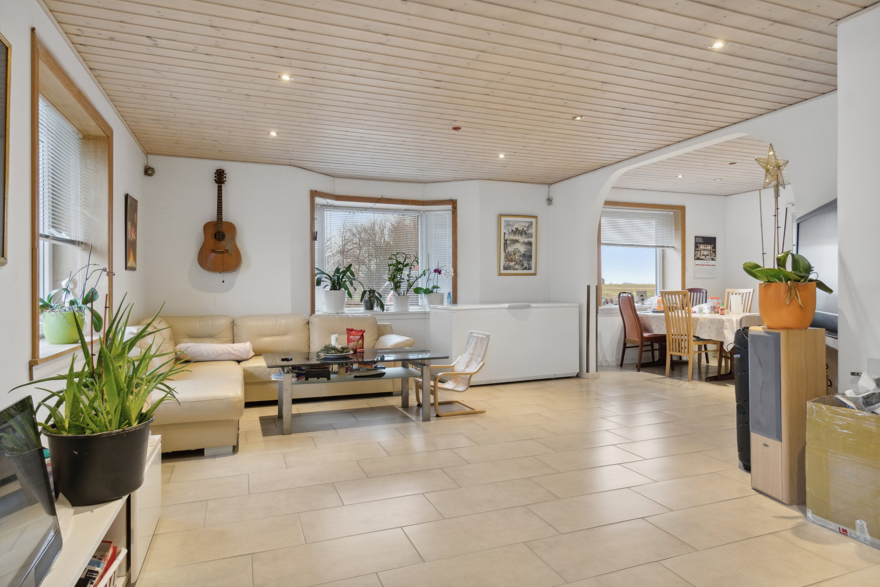 Fremhævet stue billede i fuldskærmstilstand. Billede af Krustrupvej 176, 9800 Hjørring