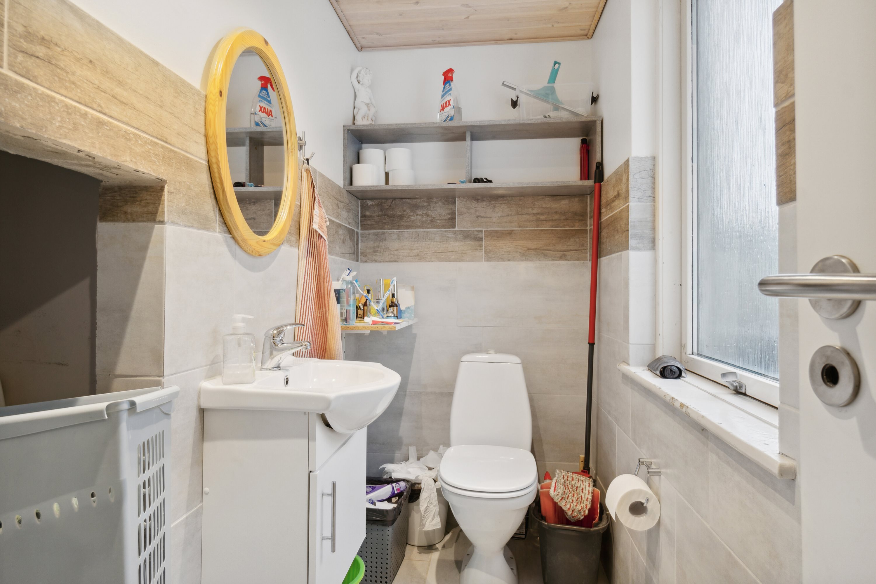 Fremhævet toilet billede i fuldskærmstilstand. Billede af Krustrupvej 176, 9800 Hjørring