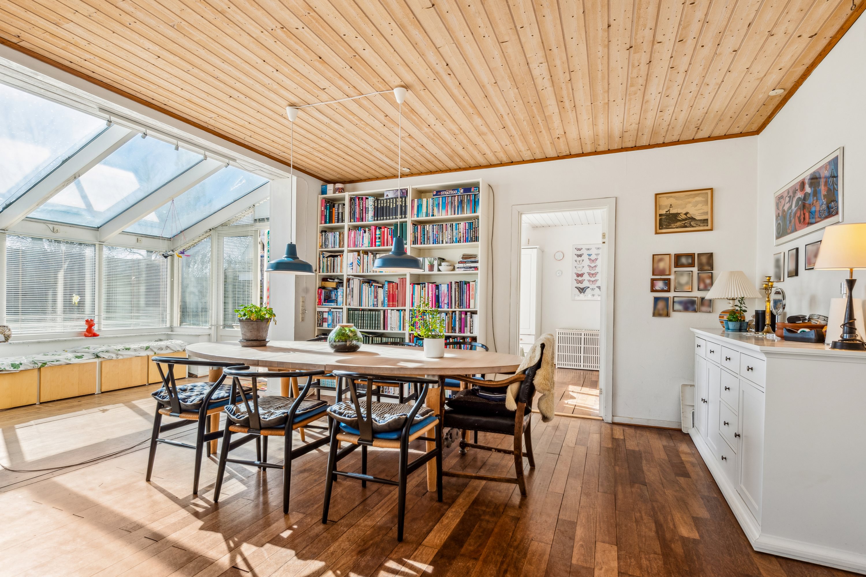 Fremhævet stue billede i fuldskærmstilstand. Billede af Brønshøjholms Allé 43, 2700 Brønshøj