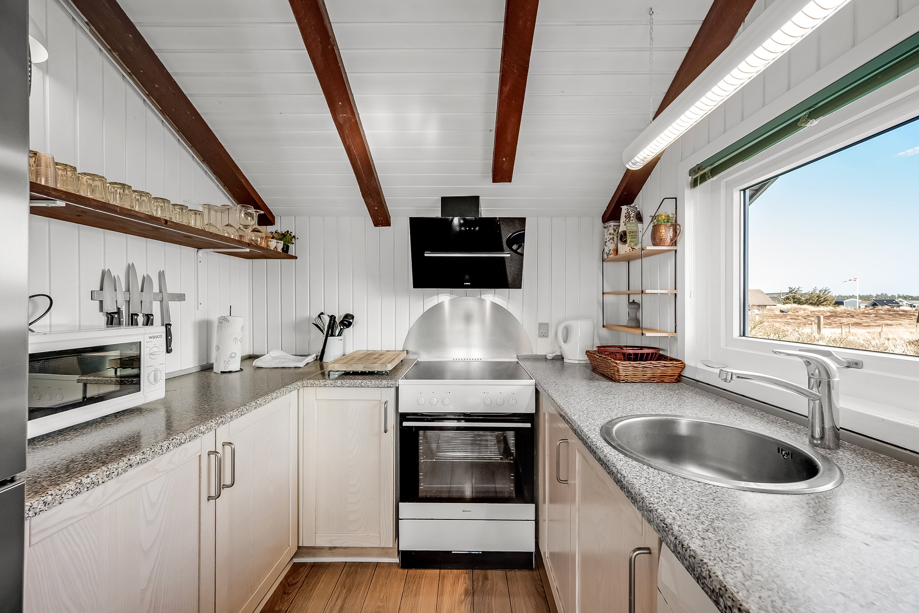 Fremhævet køkken billede i fuldskærmstilstand. Billede af Rebekkavej 15, Bjerregaard, 6960 Hvide Sande