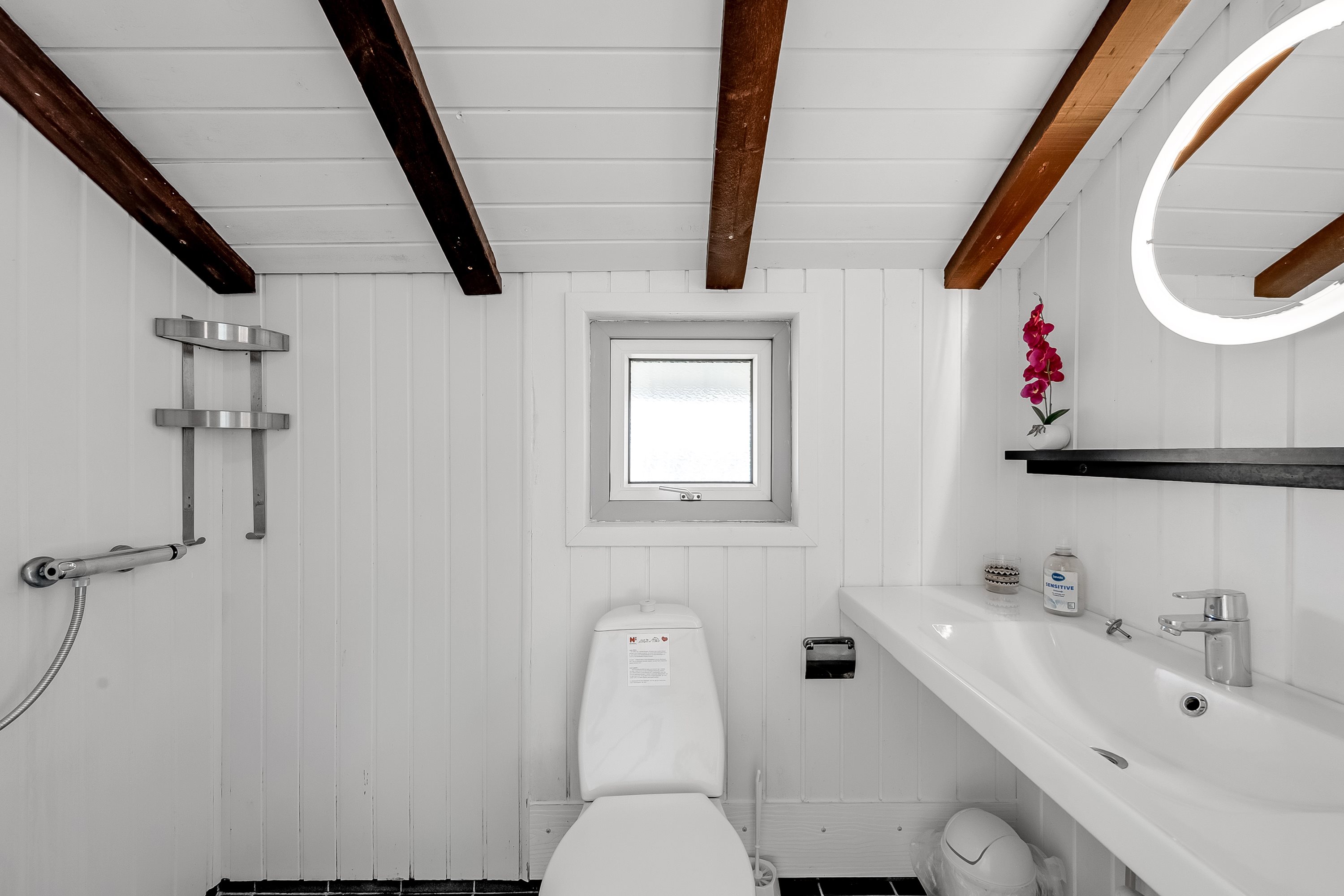 Fremhævet badeværelse billede i fuldskærmstilstand. Billede af Rebekkavej 15, Bjerregaard, 6960 Hvide Sande