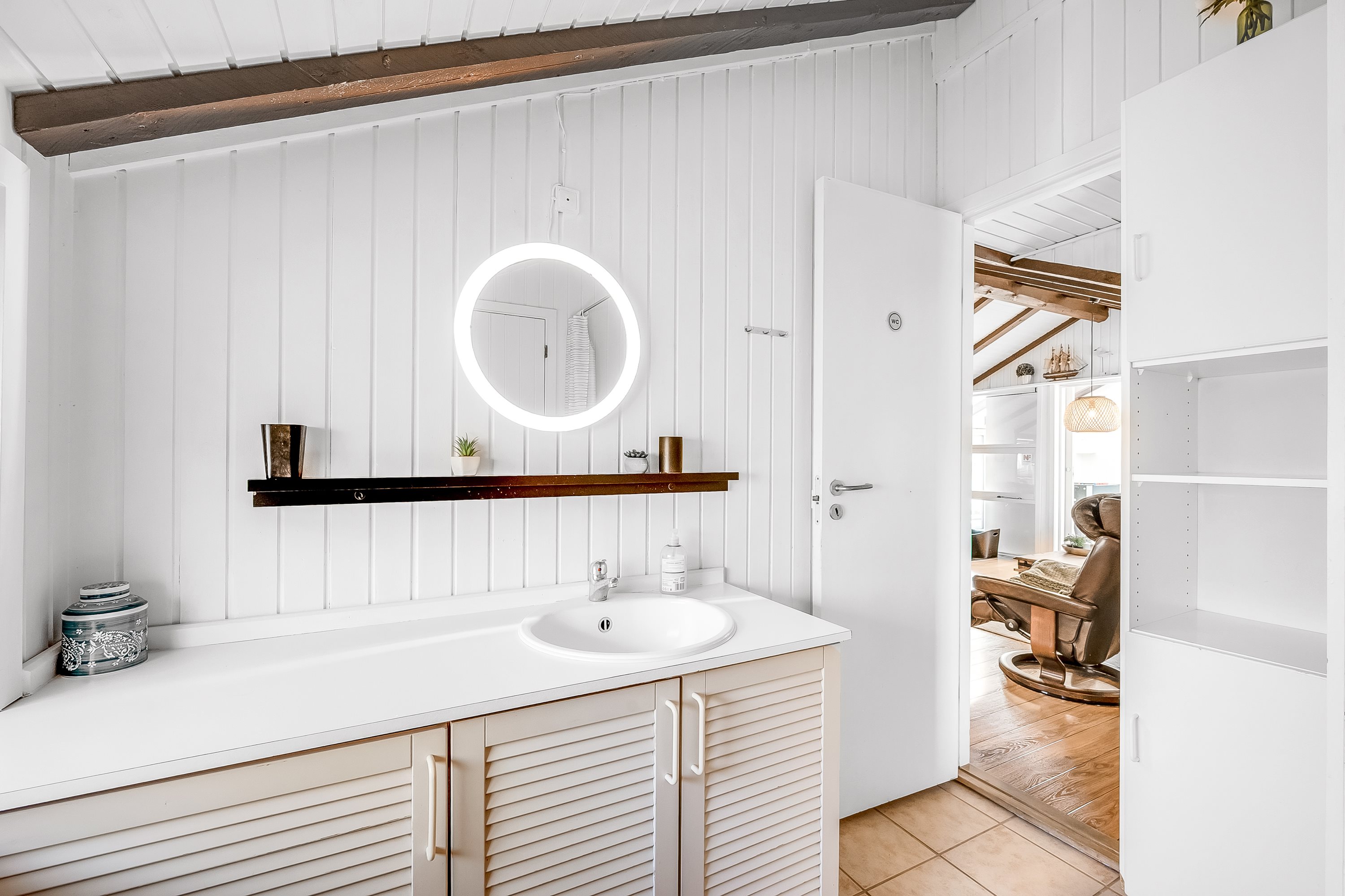 Fremhævet badeværelse billede i fuldskærmstilstand. Billede af Rebekkavej 15, Bjerregaard, 6960 Hvide Sande