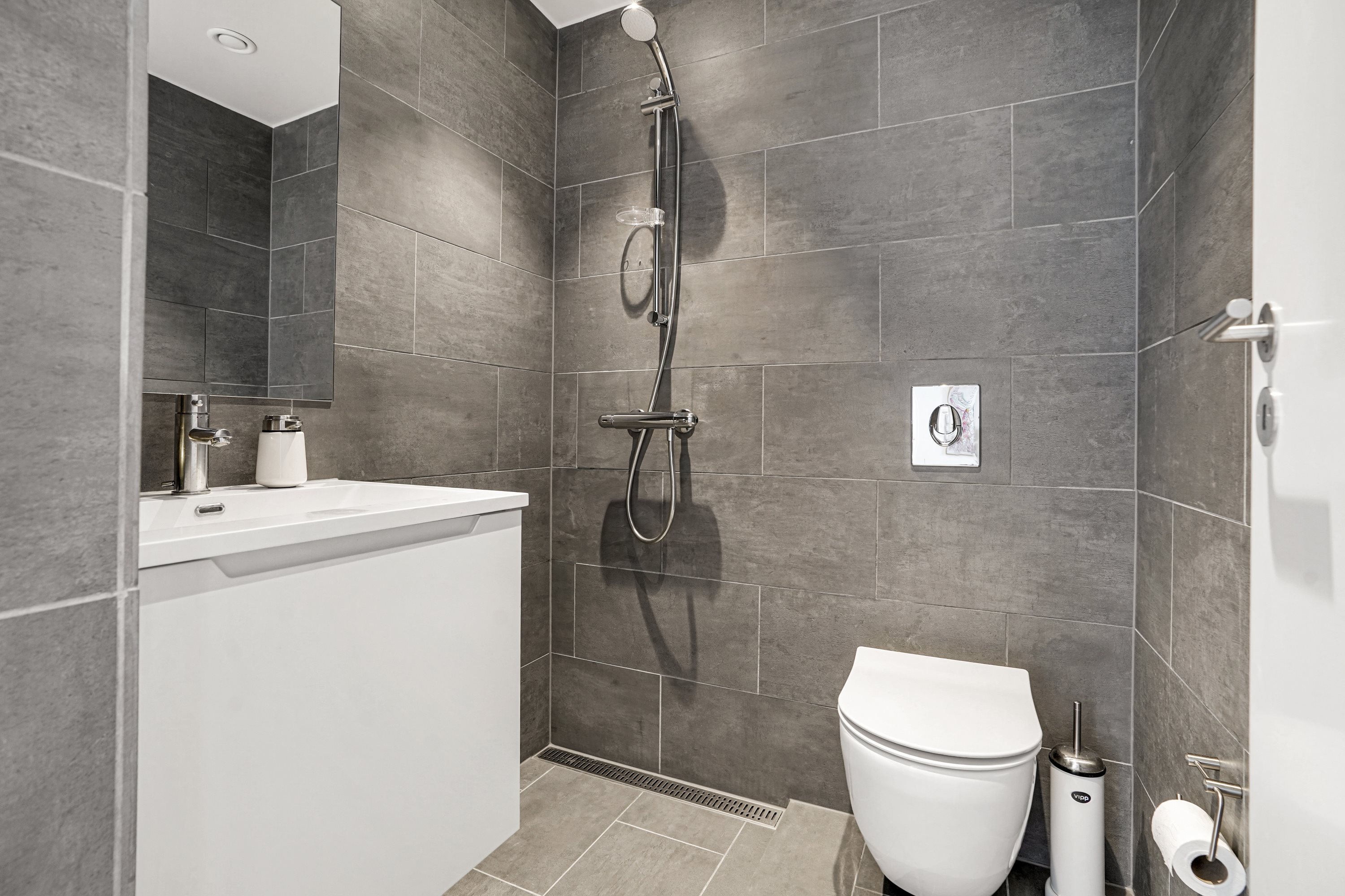 Fremhævet badeværelse billede i fuldskærmstilstand. Billede af Odeons Kvarter 21, 8. th., 5000 Odense C