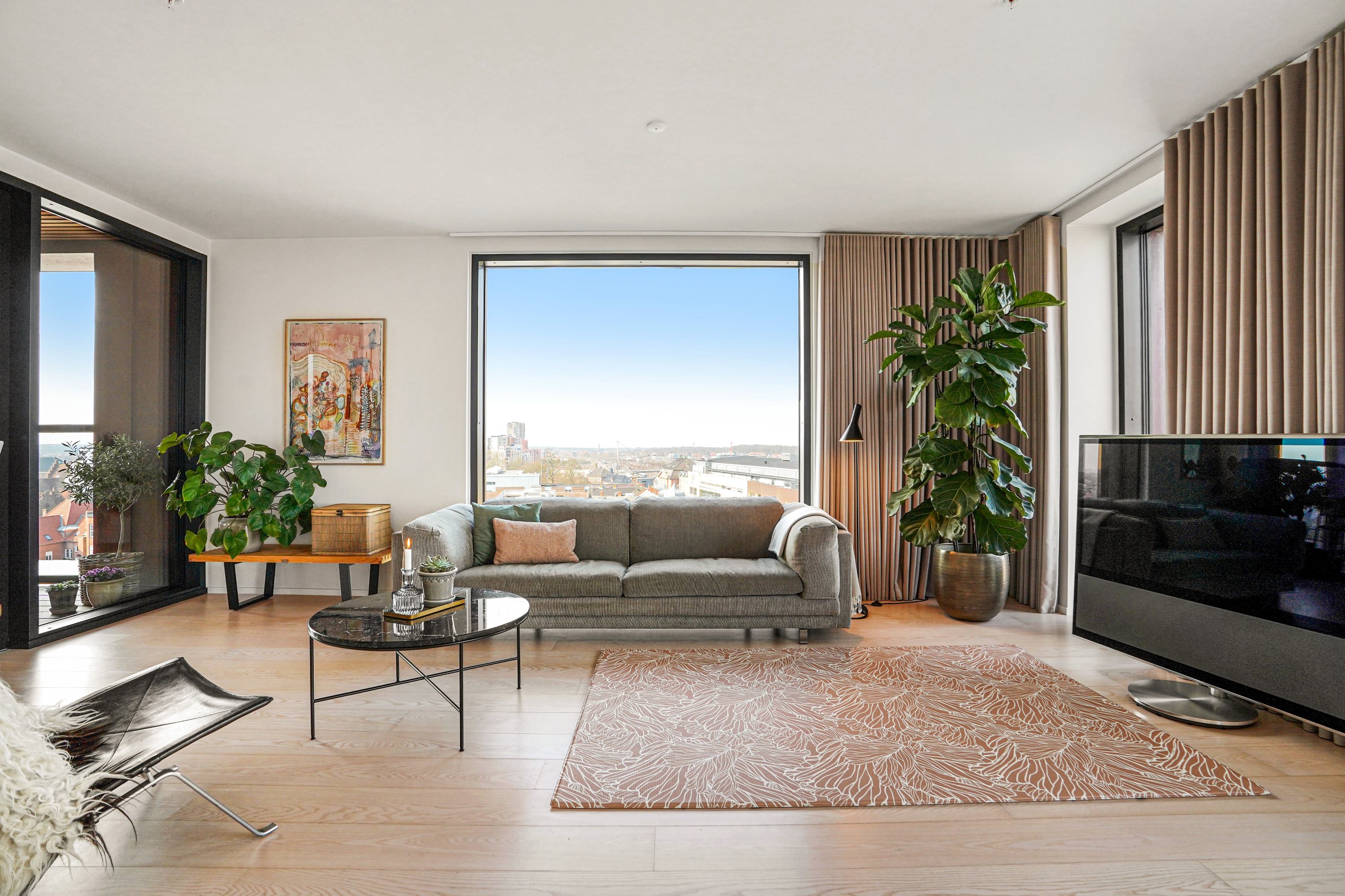 Fremhævet stue billede i fuldskærmstilstand. Billede af Odeons Kvarter 21, 8. th., 5000 Odense C