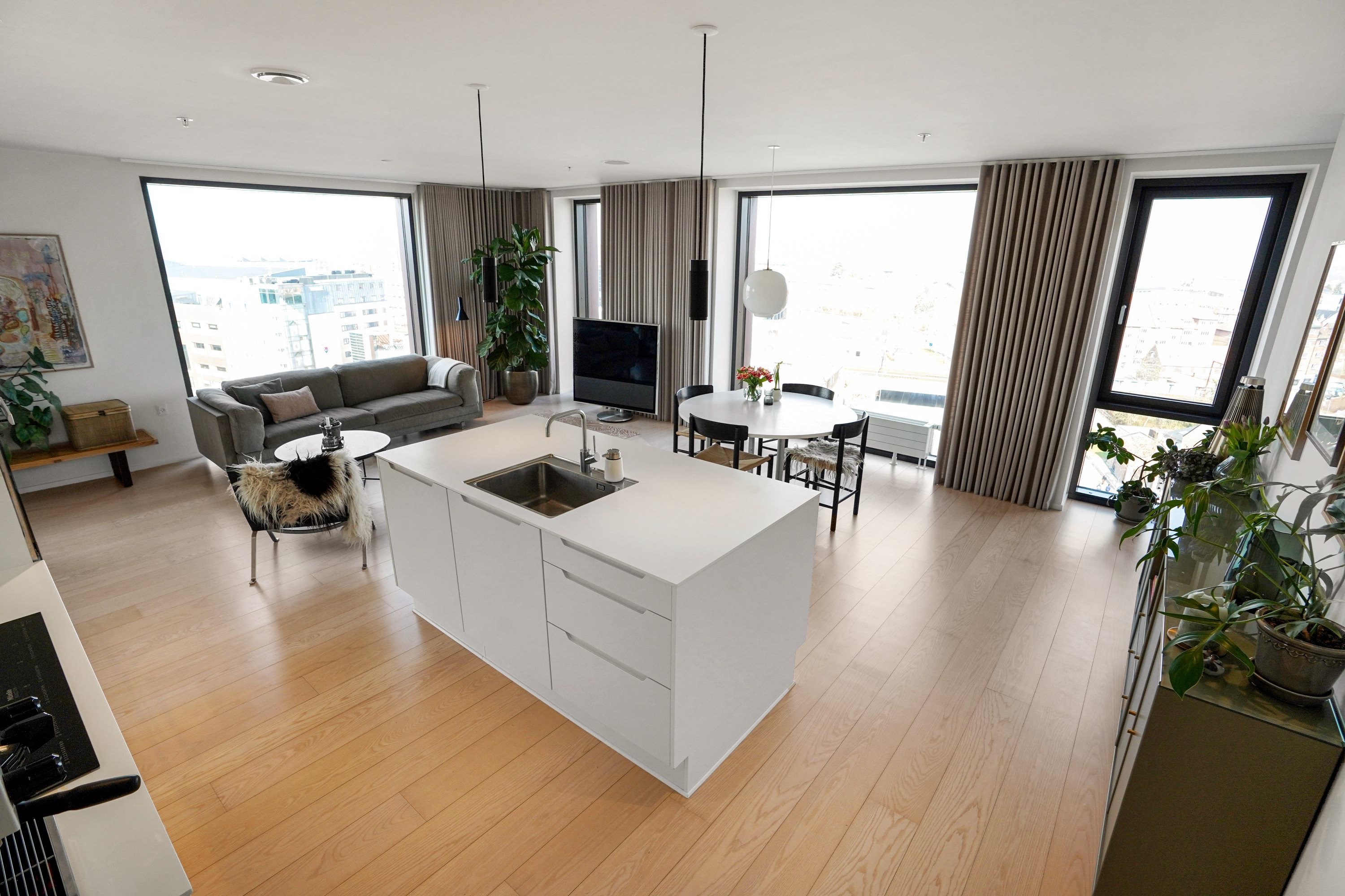 Fremhævet stue billede i fuldskærmstilstand. Billede af Odeons Kvarter 21, 8. th., 5000 Odense C