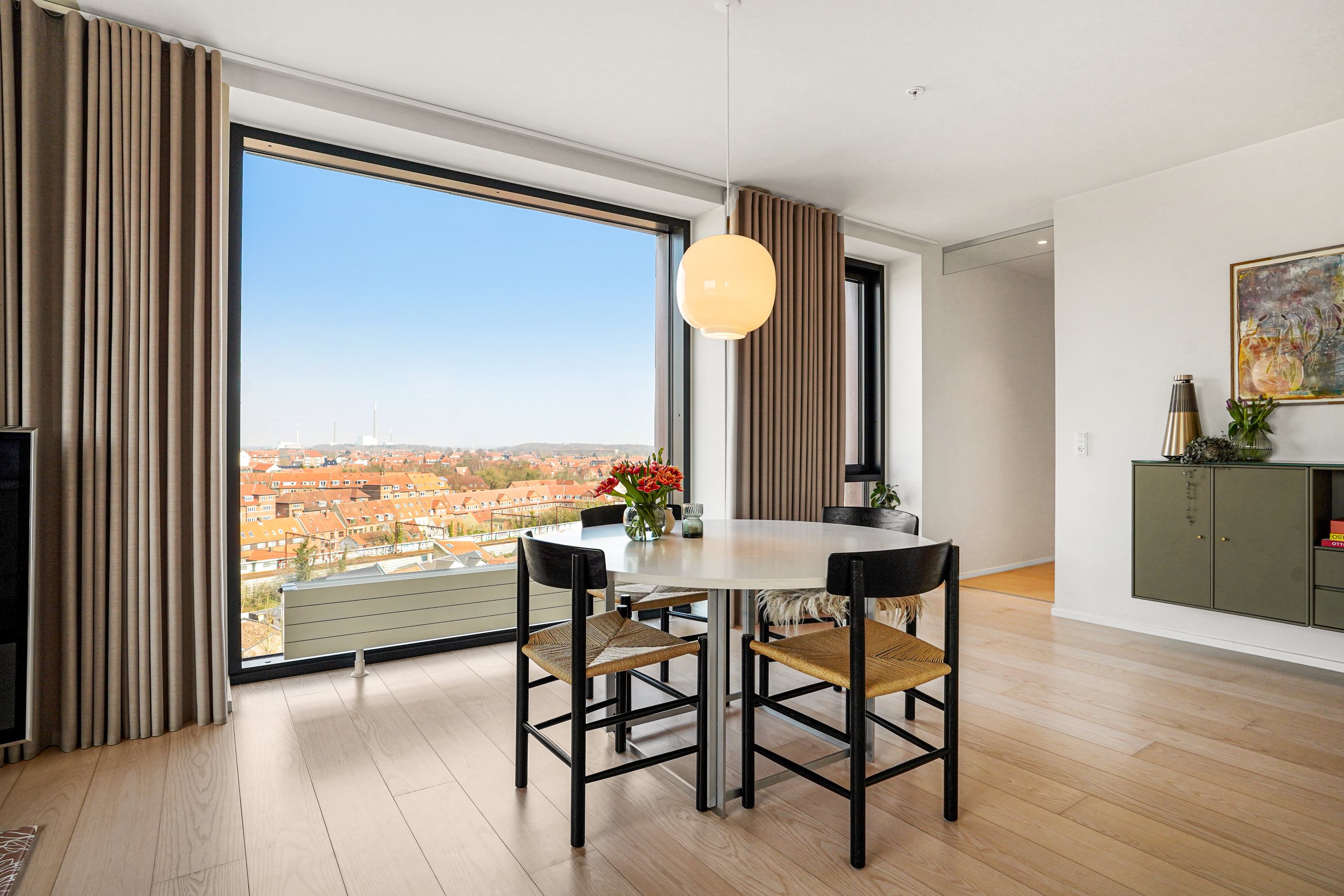 Fremhævet stue billede i fuldskærmstilstand. Billede af Odeons Kvarter 21, 8. th., 5000 Odense C