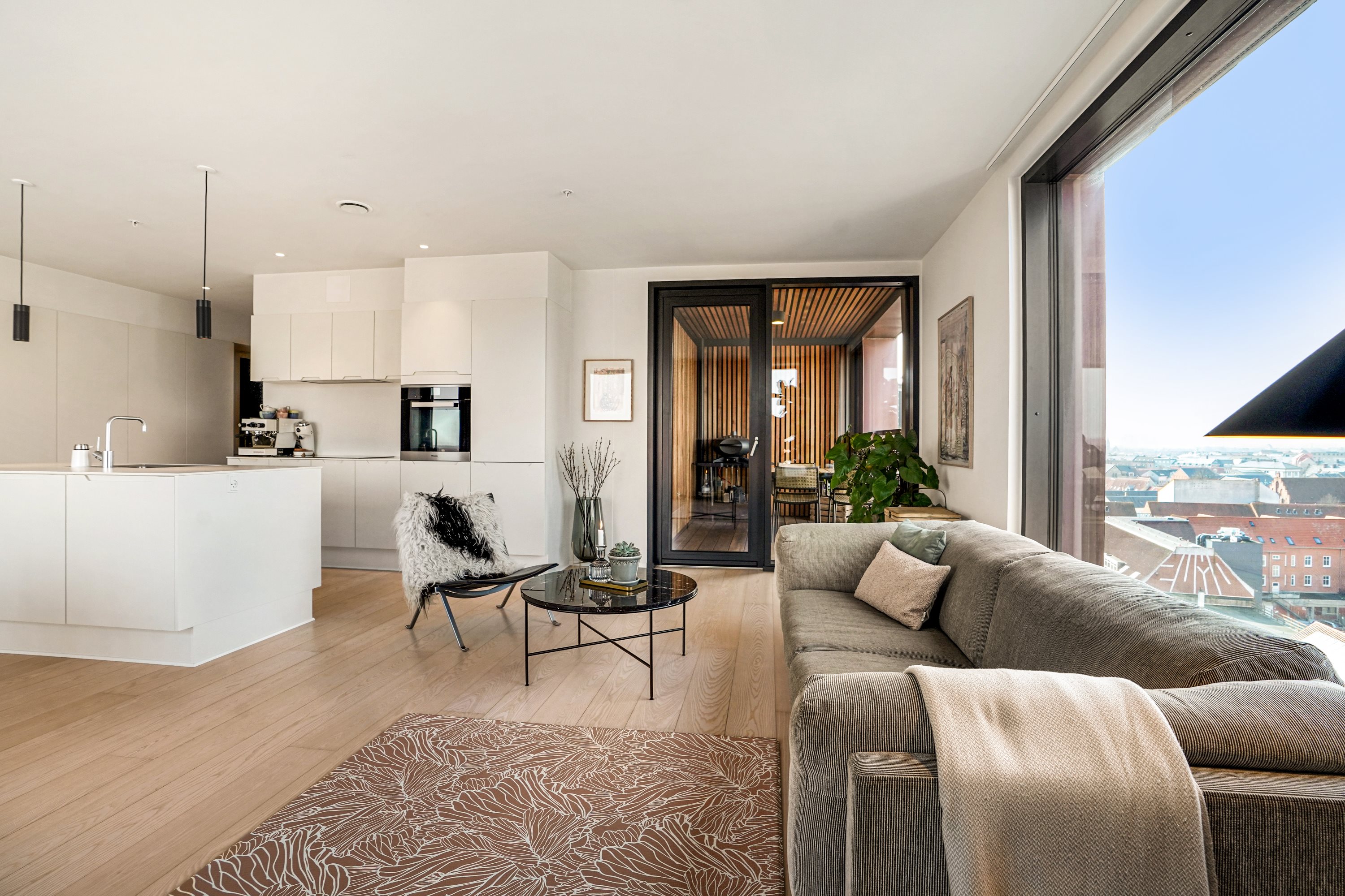 Fremhævet stue billede i fuldskærmstilstand. Billede af Odeons Kvarter 21, 8. th., 5000 Odense C