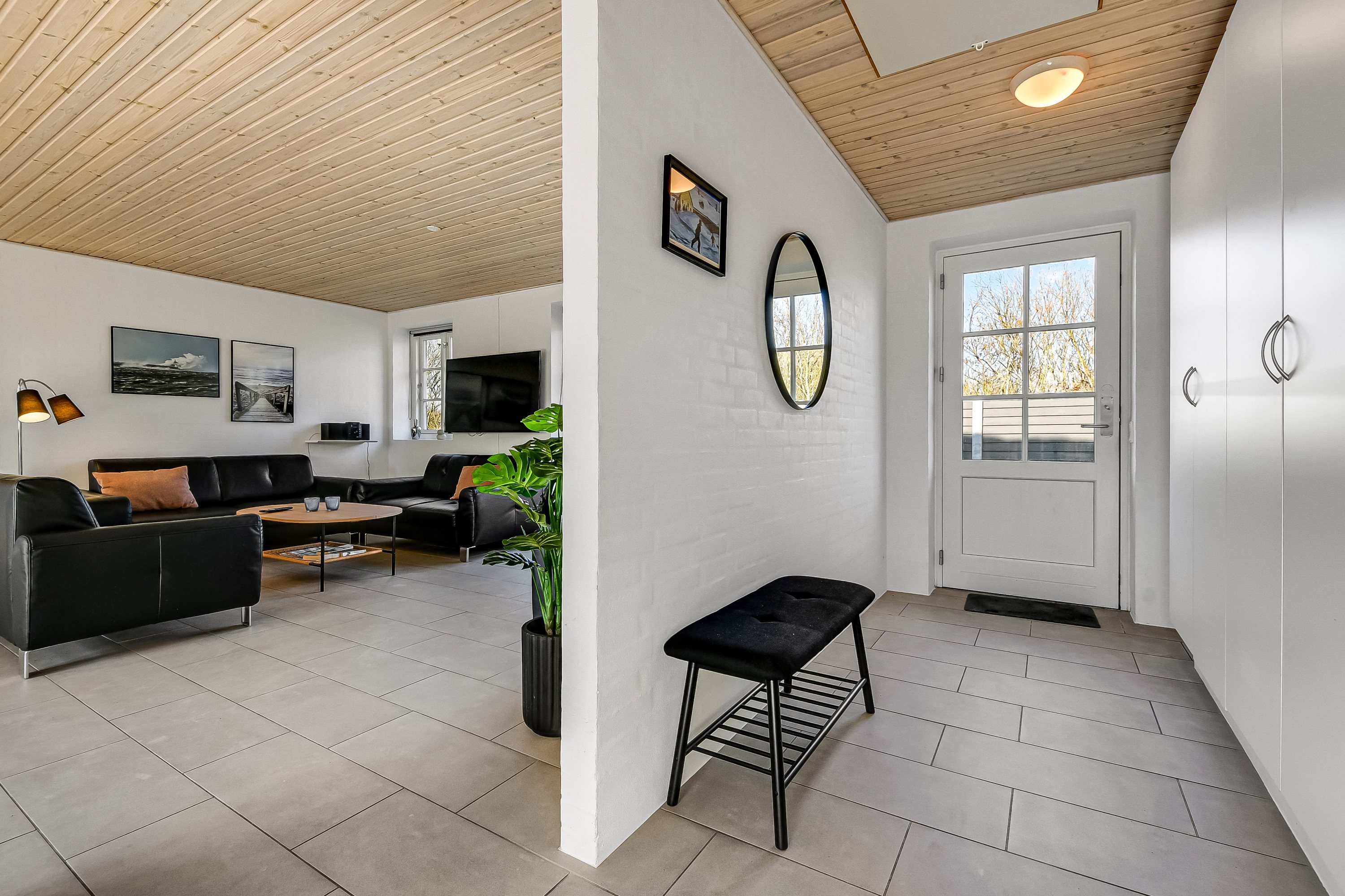 Miniaturebillede 2: entré. Billede af Dommersøvej 15, Husby, 6990 Ulfborg