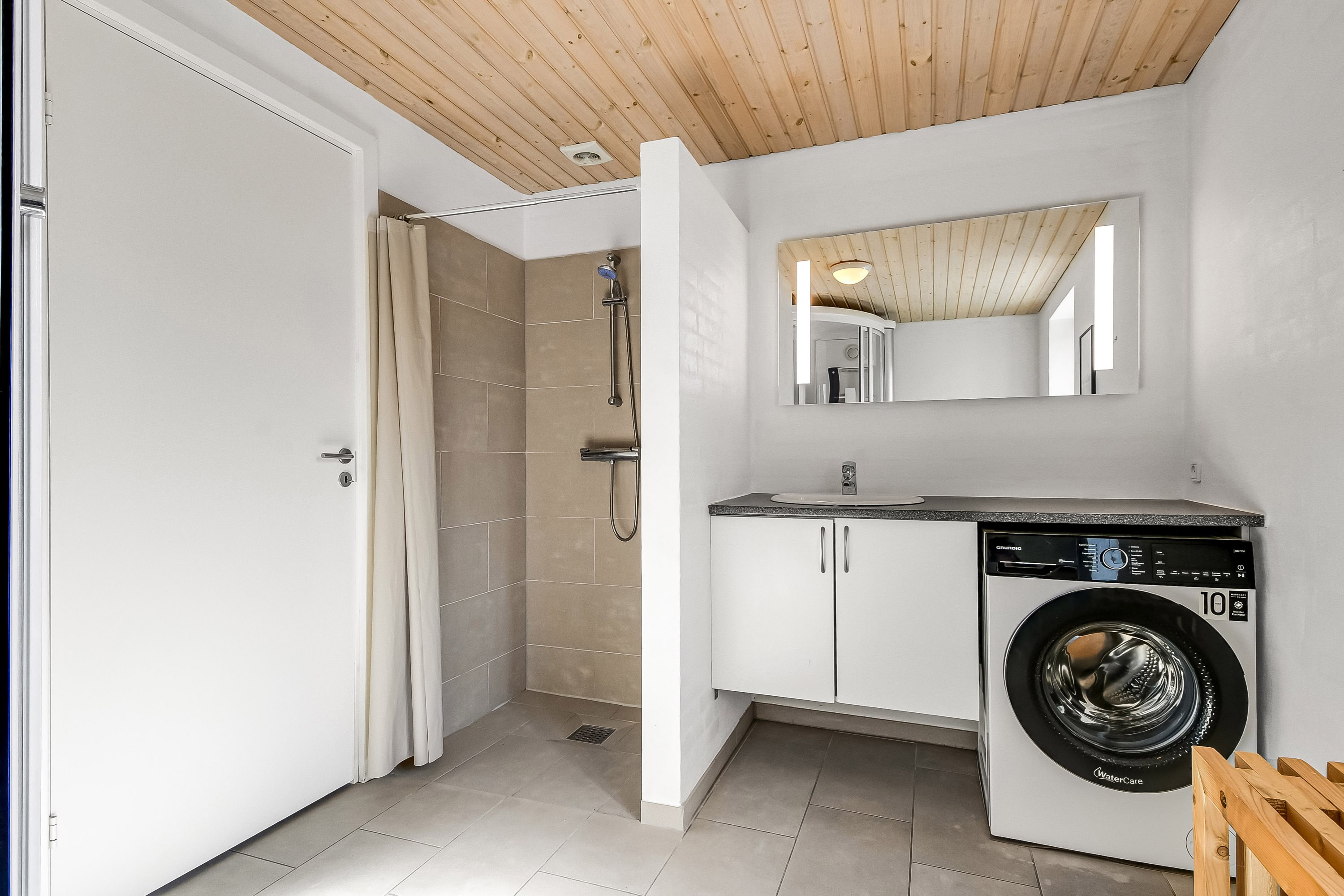 Fremhævet badeværelse billede i fuldskærmstilstand. Billede af Dommersøvej 15, Husby, 6990 Ulfborg